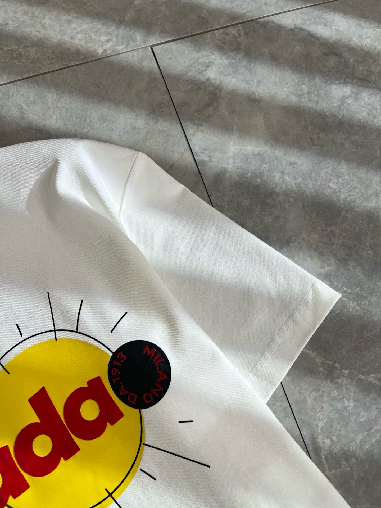 PRAD*A普*达2025春夏新款男女同款👫短袖T恤，最新款全网独家首上！！~既经典有时尚百搭，谁不爱啊