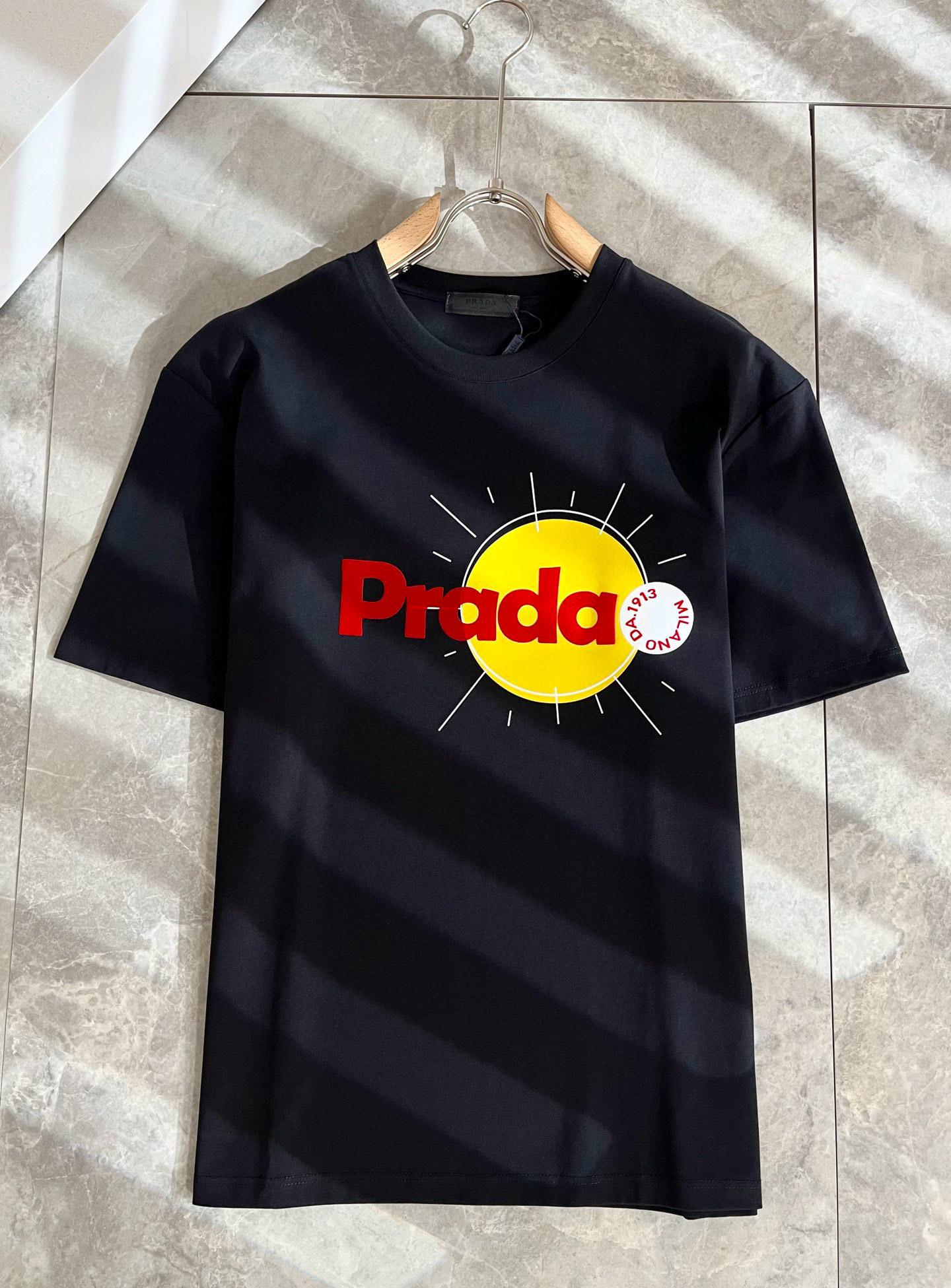 PRAD*A普*达2025春夏新款男女同款👫短袖T恤，最新款全网独家首上！！~既经典有时尚百搭，谁不爱啊