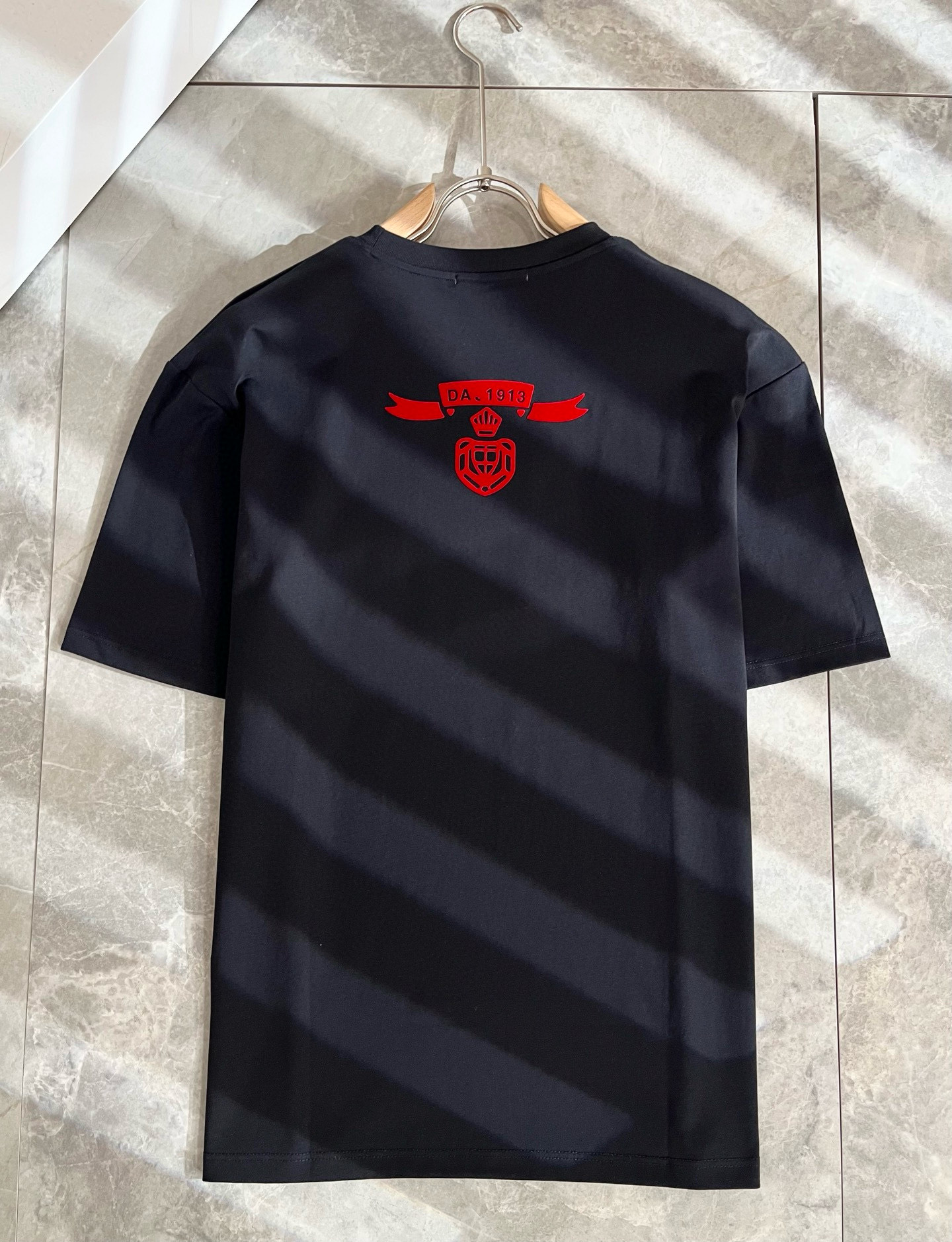 PRAD*A普*达2025春夏新款男女同款👫短袖T恤，最新款全网独家首上！！~既经典有时尚百搭，谁不爱啊