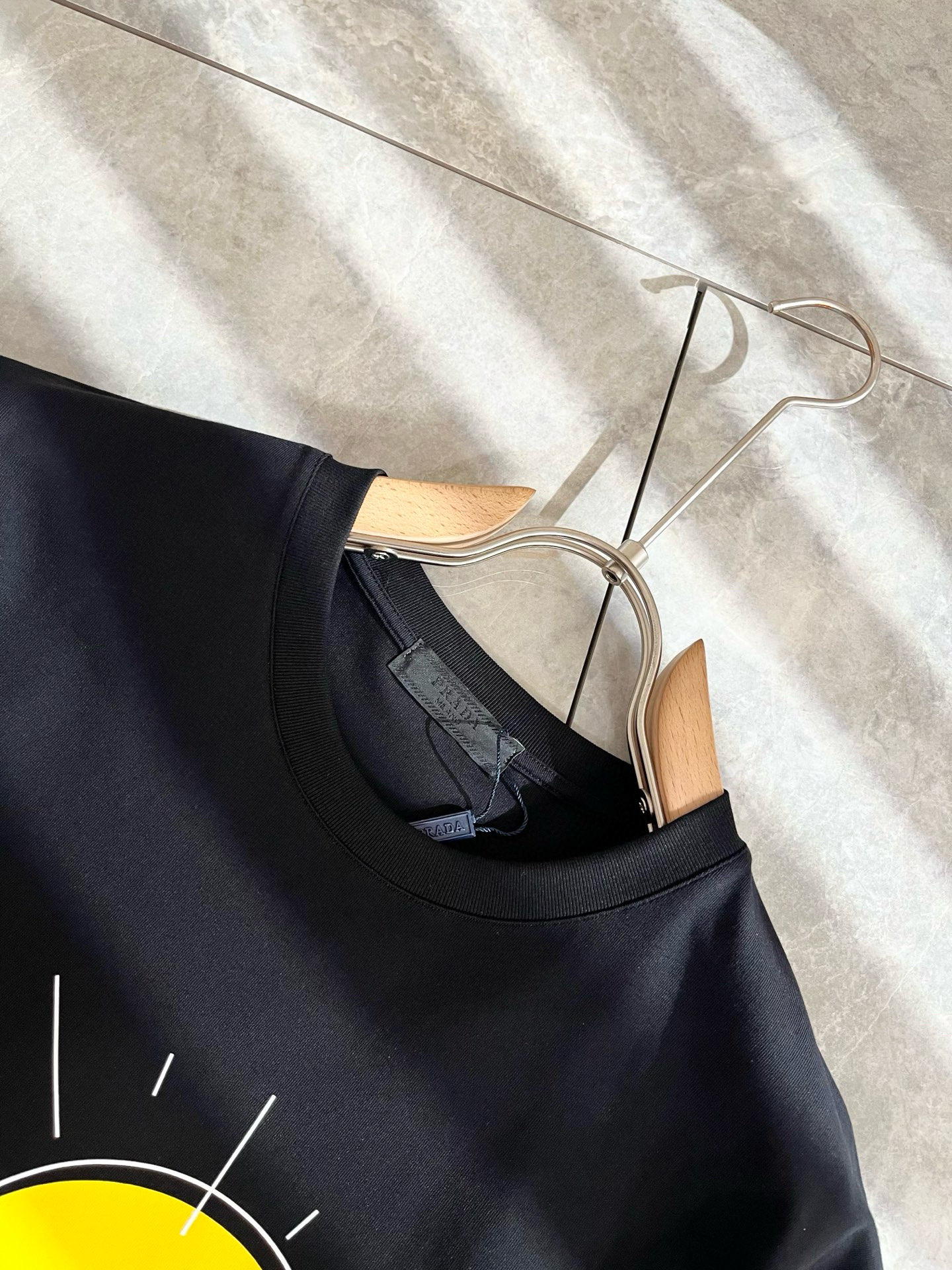 PRAD*A普*达2025春夏新款男女同款👫短袖T恤，最新款全网独家首上！！~既经典有时尚百搭，谁不爱啊