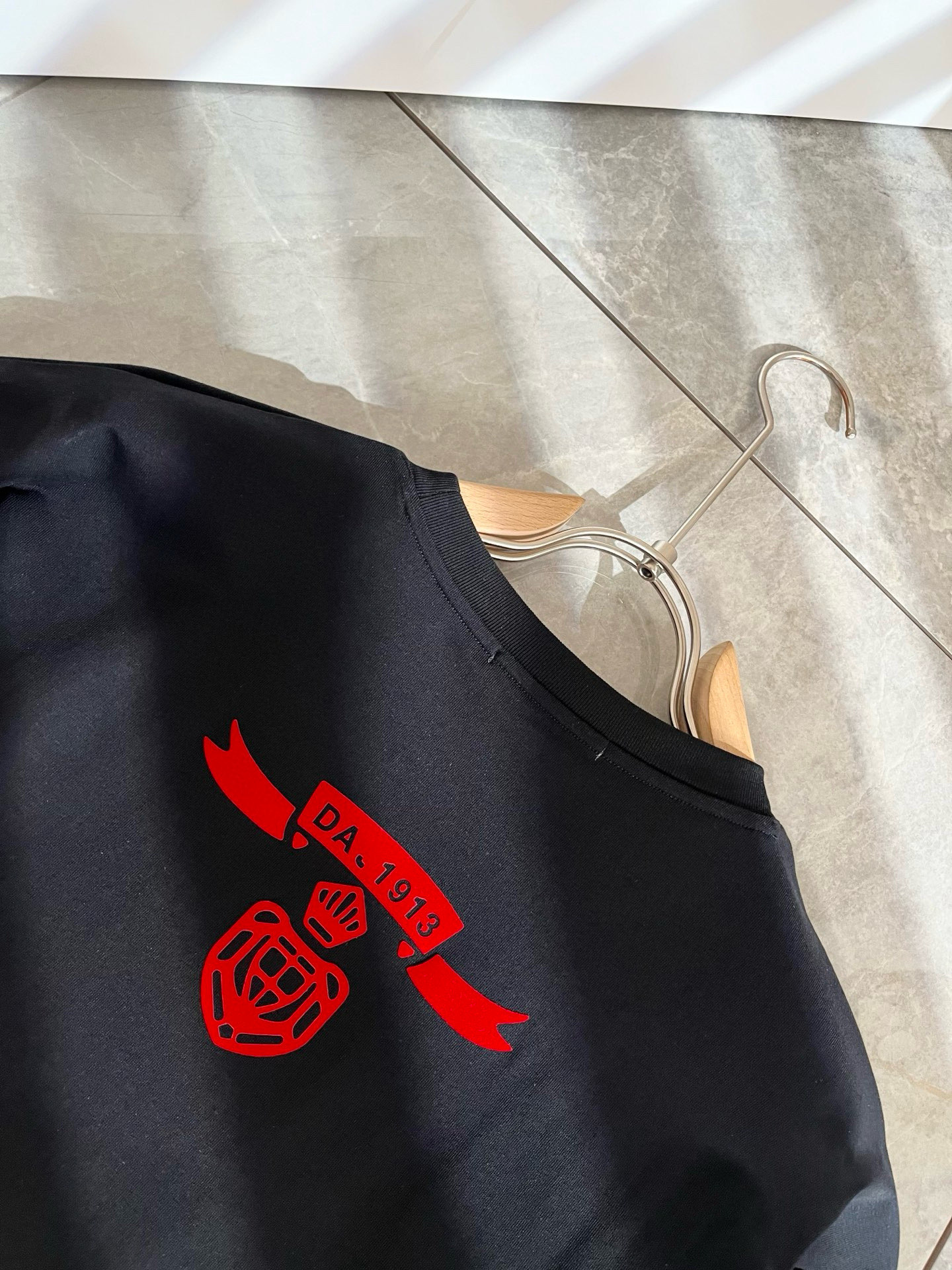 PRAD*A普*达2025春夏新款男女同款👫短袖T恤，最新款全网独家首上！！~既经典有时尚百搭，谁不爱啊