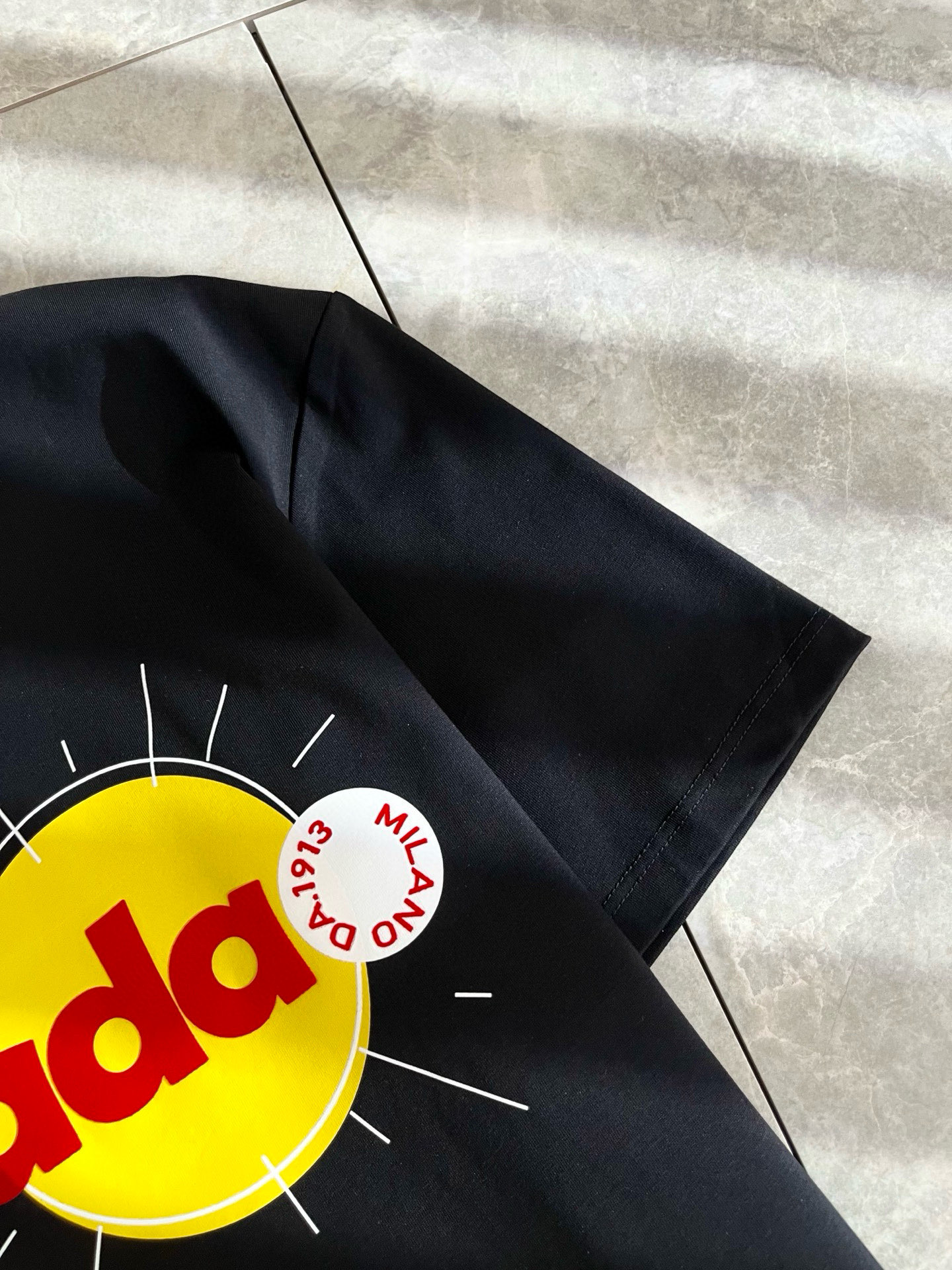 PRAD*A普*达2025春夏新款男女同款👫短袖T恤，最新款全网独家首上！！~既经典有时尚百搭，谁不爱啊