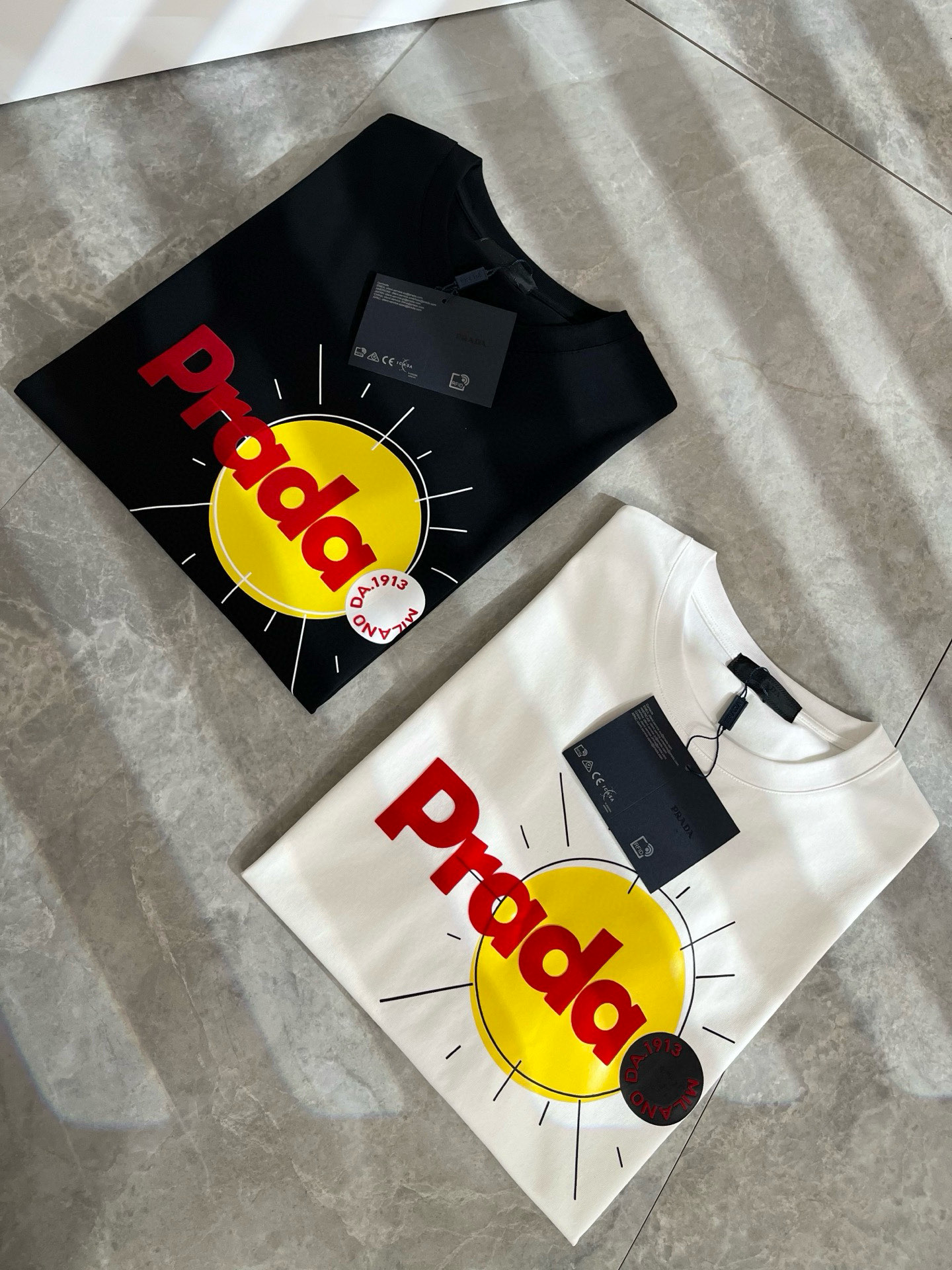 NO:520989,PRAD*A Pu*da spring and summer new short-sleeved T-shirt for men and women, the latest model is exclusively available on the entire network!  !  ~ It is classic and fashionable and versatile, who doesn’t like it? It will show the classic again. It is very pleasing to the eye and comes with a low luxury halo and recognition!  Pr*da's traditional brand concept and modern advanced technology are perfectly combined. Coupled with the extremely modern and simple design, P's exclusive logo pattern velvet printing design!  Customized 100% imported pure cotton fabric!  The texture of this model is quite touching, the specifications and grades are known with tentacles. The degree of delicateness and breathability are top-notch!  Size M-3XL, prada, T-shirt,tees, t-shirt,alexander wang19860909PRAD*A普*达春夏新款男女同款短袖T恤,最新款全网独家首上！！~既经典有时尚百搭,谁不爱啊,将经典再次展现,非常的耐看,自带低奢光环与辨识度！Pr*da传统的品牌理念和现代化的先进技术进行了完美结合.加上极其现代摩登风范的简约设计,p家专属logo图案压绒印花设计！定制百分百进口纯棉面料！此款的质感相当感人 触手便知规格档次 细腻程度与透气效果堪称顶级！尺码M-3XL,,prada,T-shirt,tees，t-shirt,alexander wang,Men's clothing