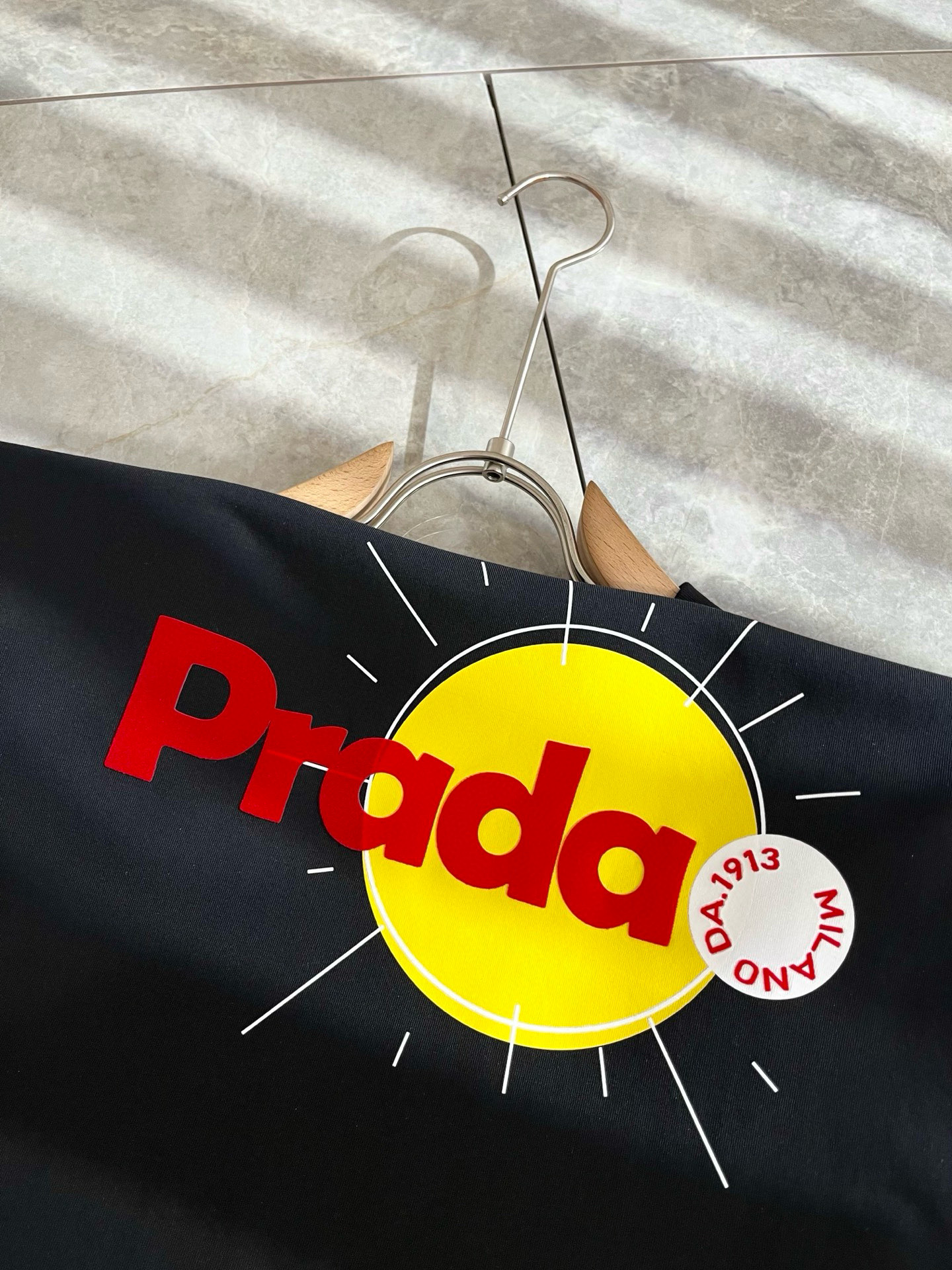 PRAD*A普*达2025春夏新款男女同款👫短袖T恤，最新款全网独家首上！！~既经典有时尚百搭，谁不爱啊