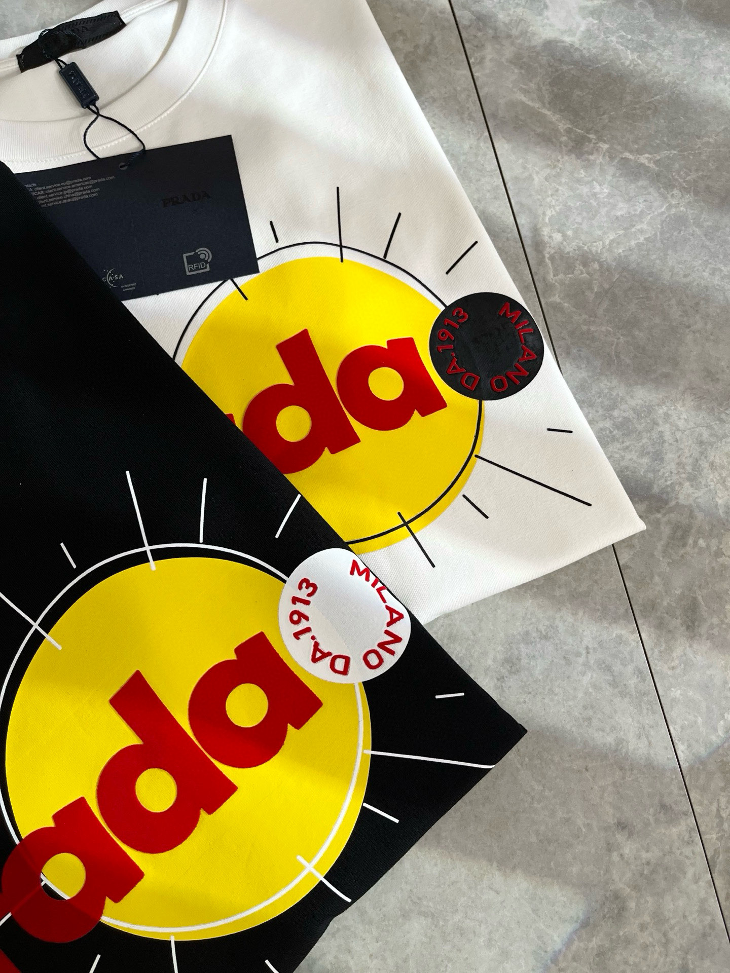 PRAD*A普*达2025春夏新款男女同款👫短袖T恤，最新款全网独家首上！！~既经典有时尚百搭，谁不爱啊