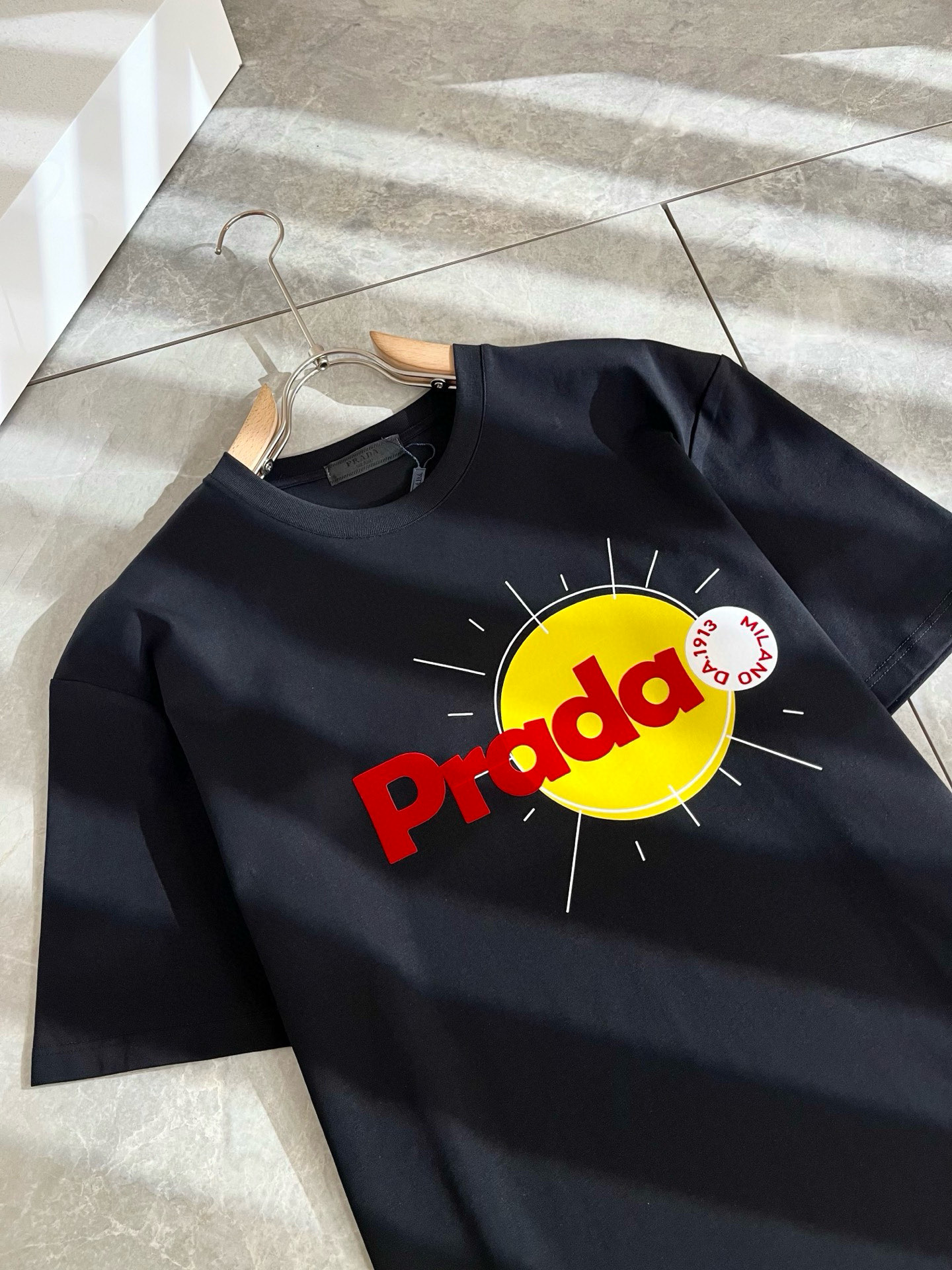 PRAD*A普*达2025春夏新款男女同款👫短袖T恤，最新款全网独家首上！！~既经典有时尚百搭，谁不爱啊