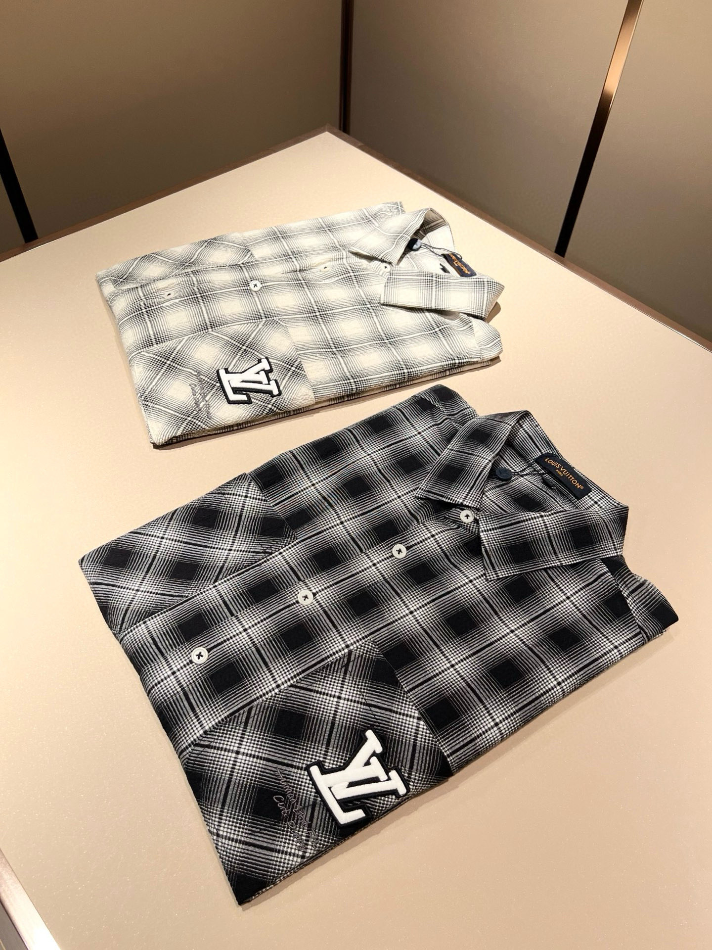 NO:519695,Louis Vuit*on 2025 spring and summer new light luxury men and women's same short-sleeved canvas cotton shirt style, the new high-end of the Louis family, the details and quality are always flawless, customized original canvas cotton fabric!  Creative design of embroidered letter logo pattern on chest!  If you don’t buy a few Louis items this spring, you are not considered a fashion expert. It interprets Louis’ iconic elements, which are really something that everyone loves. It is super soft and tough, and has excellent breathability. It comes from world-class trade-level OEM channels, with extremely rare quantity and no help after selling out. It is clean and neat. This is the special skill of the Louis family and the latest craftsmanship this quarter. The degree of meticulousness has reached the top, and the loose three-dimensional tailoring design is a unique one. It is a fusion of luxury and fashion!  Size M-4XL, louis vuitton,louis vuitton,t-shirt,alexander wang19860909Louis Vuit*on 路易*登 2025春夏新款轻奢男女同款短袖帆布棉衬衣款,路易家族的新高端,细节品质永远的那么完美无瑕,定制原版帆布棉面料！胸前刺绣字母logo图案创意设计！今年春季节没有入手几件路易你算不上时尚达人.诠释路易的标志性元素,实属人见人爱的东西.超级柔软且具有韧性,透气感也是绝佳.来自世界级贸易级别的代工厂渠道,数量极其稀少售完无补.干净俐落.这是路易家族的看家绝活也是本季度的最新工艺.细致化程度已经达到顶端了,宽松立体剪裁的版型设计堪称一绝.属于奢华与时尚的融合！尺码M-4XL,,louis vuitton,louis vuitton,T-shirt,alexander wang,Men's clothing