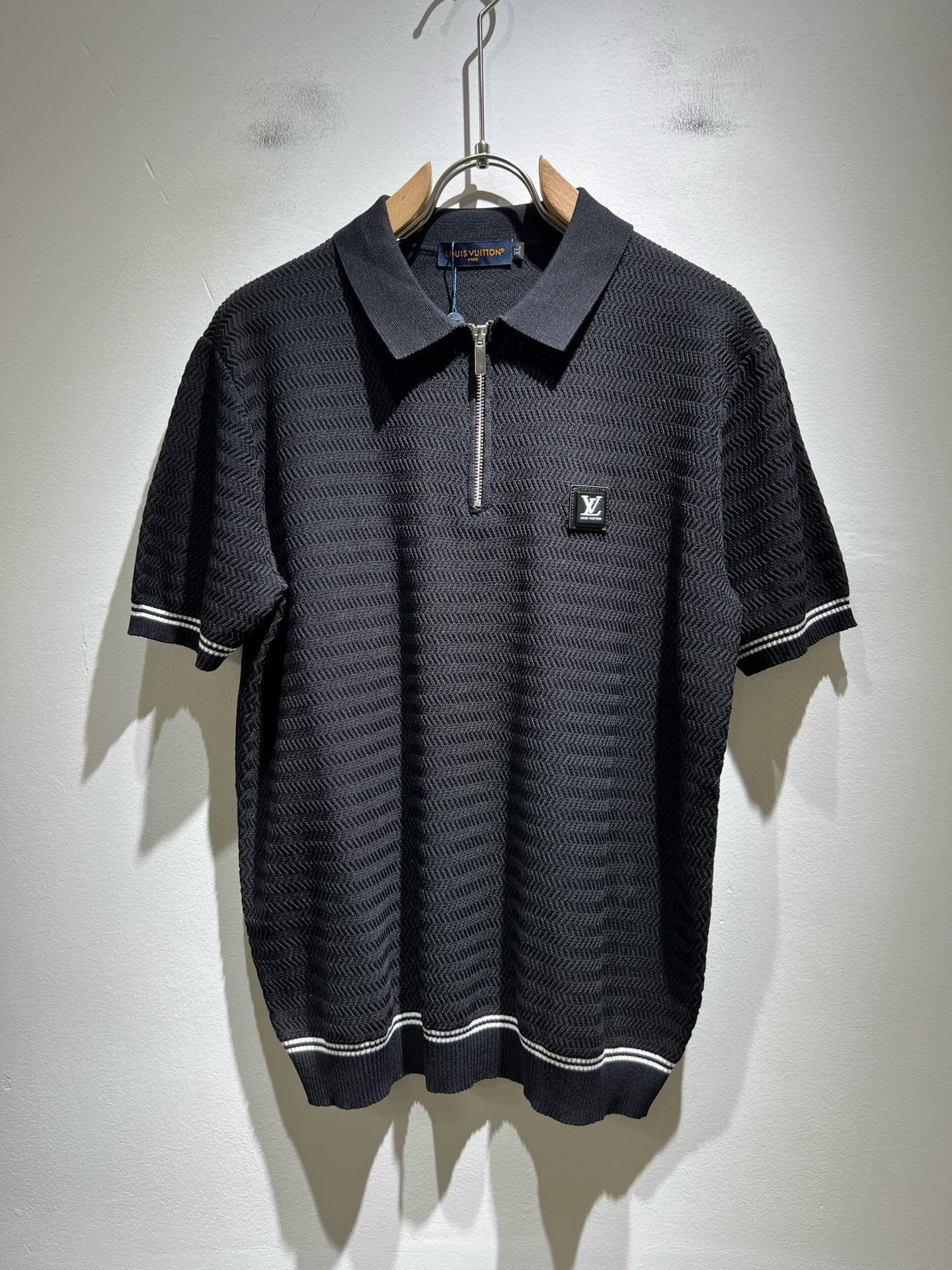 NO:519716,Louis Vuit*on Spring and Summer 2025 Louis Family Light Luxury Lapel Knit Short Sleeve!  The new high-end Louis family has always been so flawless in detail, and creative designs are endless. Letter logo badge pattern design!  It is a thing that everyone loves. It is made of thimble knit blend, super soft and tough, and has excellent breathability. It comes from world-class trade-level OEM channels, with extremely rare quantity and no help after selling out. The three-dimensional logo presents an extraordinary texture, clean and neat. This is the special skill of the Louis family and the latest craftsmanship this quarter. The degree of meticulousness has reached the top, and the slim three-dimensional tailoring design is a unique combination of luxury and fashion!  Size M-4XL, louis vuitton,louis vuitton,t-shirt,alexander wang19860909Louis Vuit*on 2025春夏路易家族轻奢翻领针织短袖！路易家族的新高端,细节品质永远的那么完美无瑕,创意设计层出不穷.字母logo徽章图案设计！实属人见人爱的东西.顶针织混纺打造,超级柔软且具有韧性,透气感也是绝佳.来自世界级贸易级别的代工厂渠道,数量极其稀少售完无补.立体Logo呈现不一般的质感,干净俐落.这是路易家族的看家绝活也是本季度的最新工艺.细致化程度已经达到顶端了,修身立体剪裁的版型设计堪称一绝.属于奢华与时尚的融合！尺码M-4XL,,louis vuitton,louis vuitton,T-shirt,alexander wang,Men's clothing