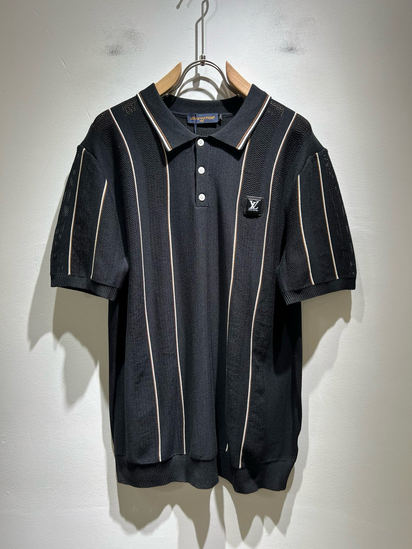 NO:519696,Louis Vuit*on Spring and Summer 2025 Louis Family Light Luxury Lapel Knit Short Sleeve!  The new high-end Louis family has always been so flawless in detail, and creative designs are endless. Letter logo badge pattern design!  It is a thing that everyone loves. It is made of thimble knit blend, super soft and tough, and has excellent breathability. It comes from world-class trade-level OEM channels, with extremely rare quantity and no help after selling out. The three-dimensional logo presents an extraordinary texture, clean and neat. This is the special skill of the Louis family and the latest craftsmanship this quarter. The degree of meticulousness has reached the top, and the slim three-dimensional tailoring design is a unique combination of luxury and fashion!  Size M-4XL, louis vuitton,louis vuitton,t-shirt,alexander wang19860909Louis Vuit*on 2025春夏路易家族轻奢翻领针织短袖！路易家族的新高端,细节品质永远的那么完美无瑕,创意设计层出不穷.字母logo徽章图案设计！实属人见人爱的东西.顶针织混纺打造,超级柔软且具有韧性,透气感也是绝佳.来自世界级贸易级别的代工厂渠道,数量极其稀少售完无补.立体Logo呈现不一般的质感,干净俐落.这是路易家族的看家绝活也是本季度的最新工艺.细致化程度已经达到顶端了,修身立体剪裁的版型设计堪称一绝.属于奢华与时尚的融合！尺码M-4XL,,louis vuitton,louis vuitton,T-shirt,alexander wang,Men's clothing