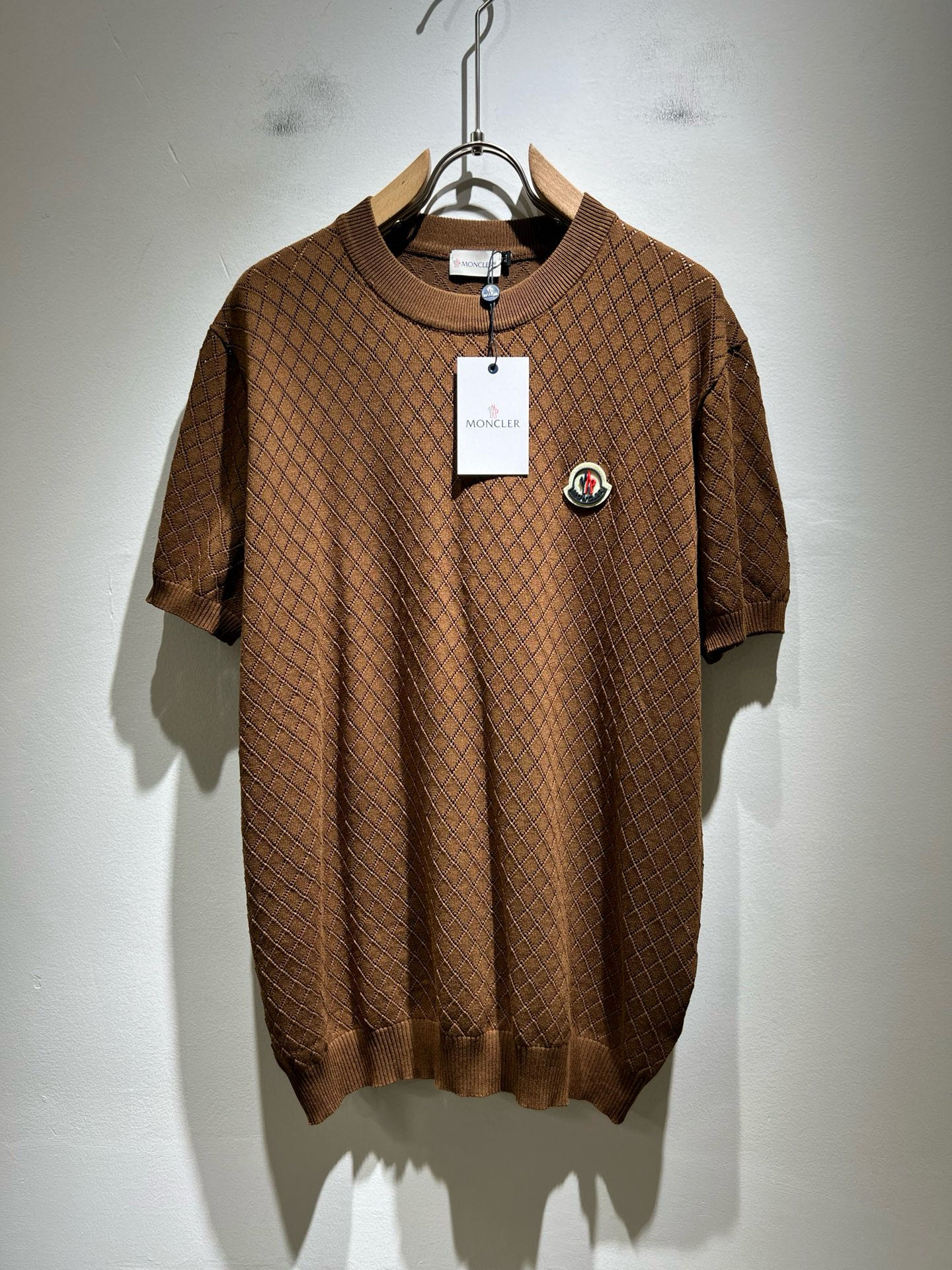 Moncler蒙家 2025春夏最新的贸易订单针织短袖T恤，全品相！！网红款！工艺采用胸前徽章设计！上身