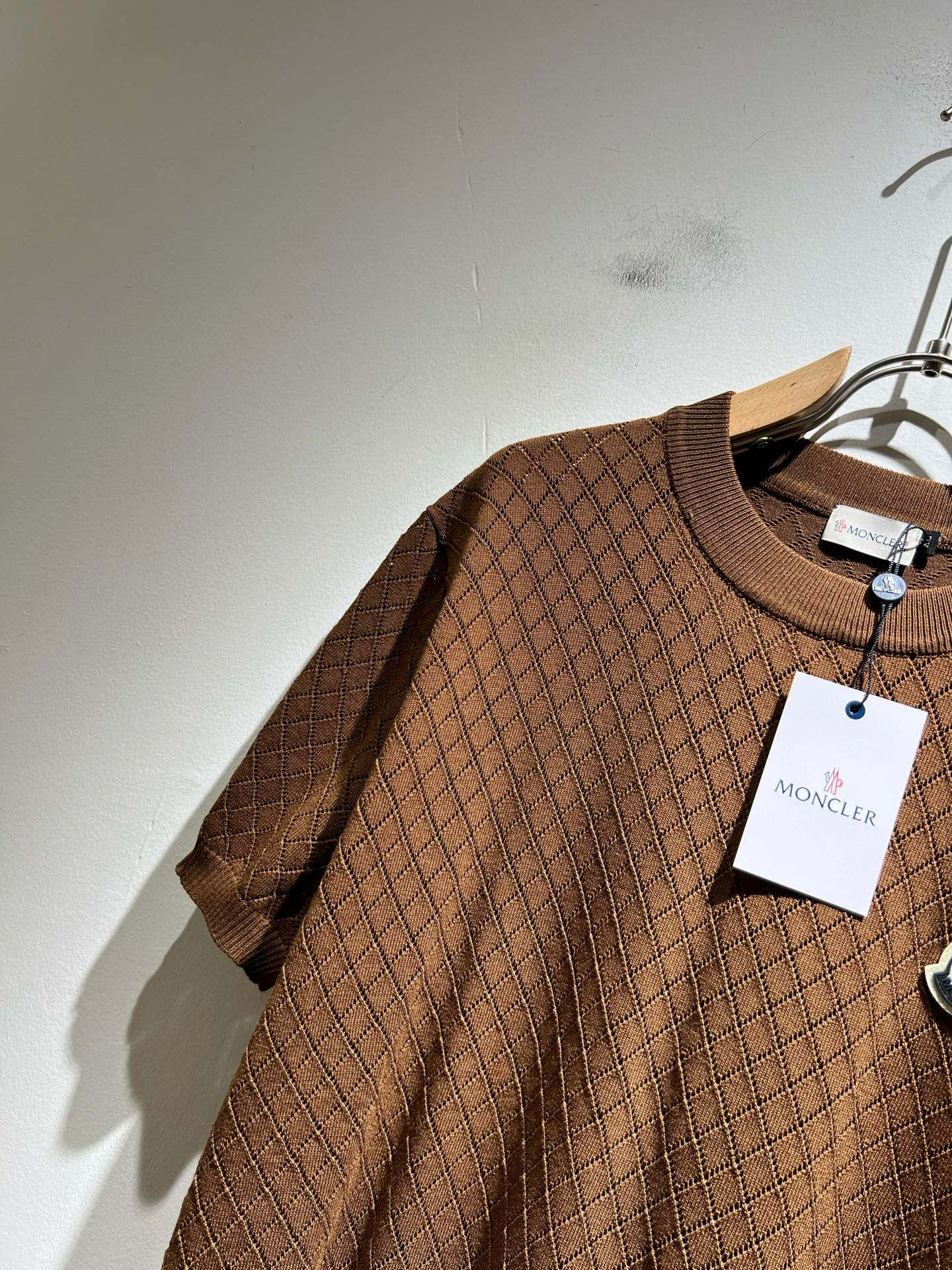 Moncler蒙家 2025春夏最新的贸易订单针织短袖T恤，全品相！！网红款！工艺采用胸前徽章设计！上身