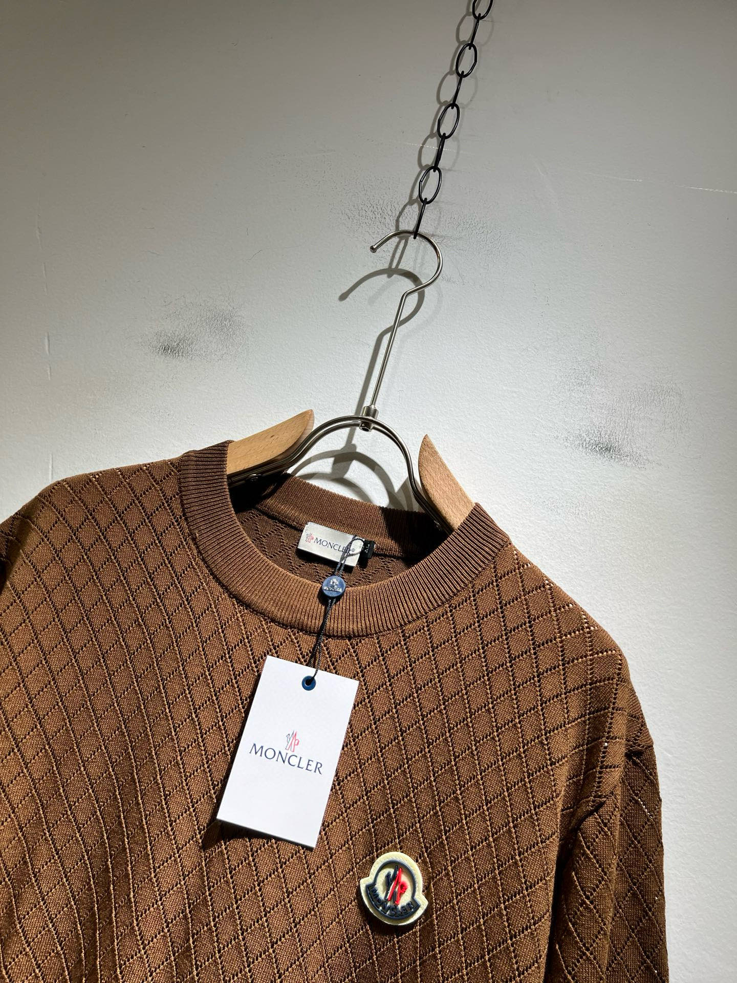 Moncler蒙家 2025春夏最新的贸易订单针织短袖T恤，全品相！！网红款！工艺采用胸前徽章设计！上身