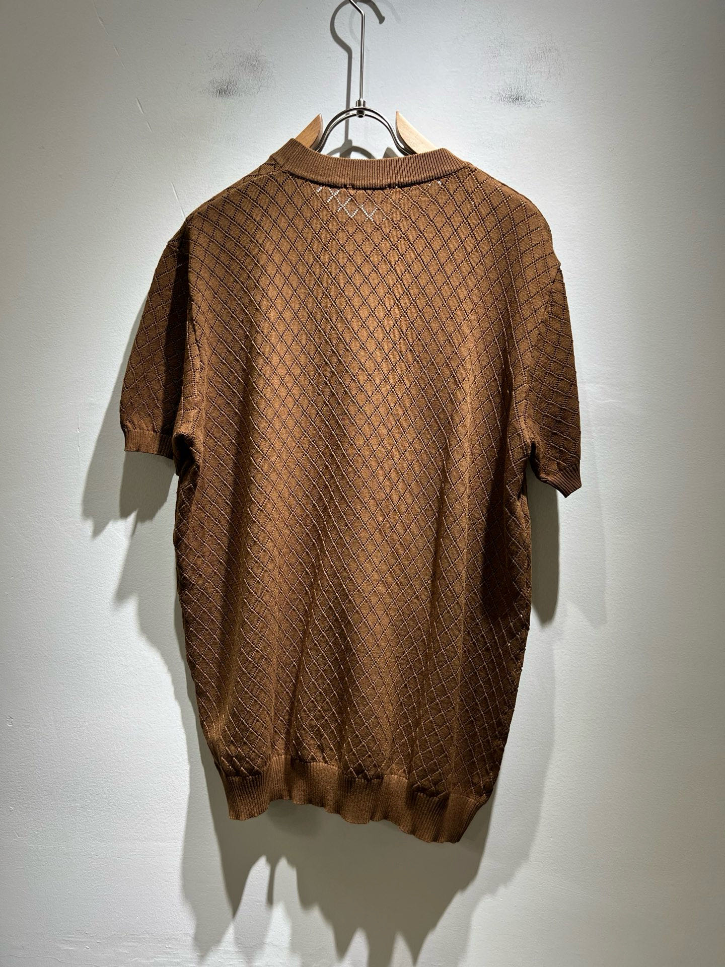 Moncler蒙家 2025春夏最新的贸易订单针织短袖T恤，全品相！！网红款！工艺采用胸前徽章设计！上身