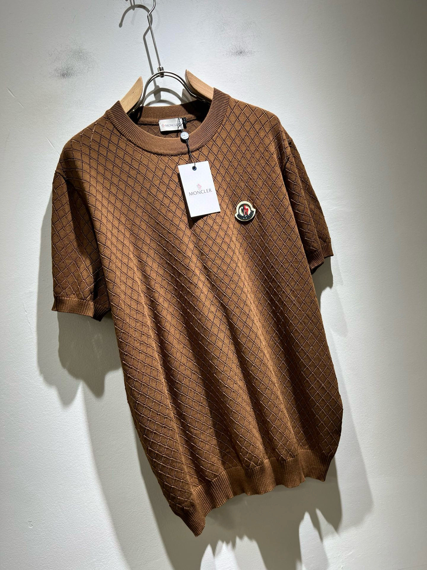 Moncler蒙家 2025春夏最新的贸易订单针织短袖T恤，全品相！！网红款！工艺采用胸前徽章设计！上身