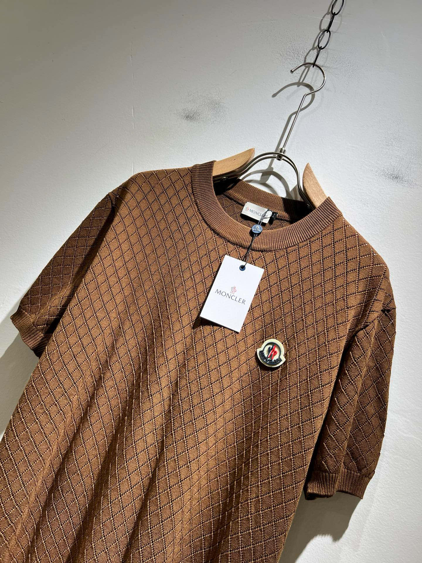 Moncler蒙家 2025春夏最新的贸易订单针织短袖T恤，全品相！！网红款！工艺采用胸前徽章设计！上身