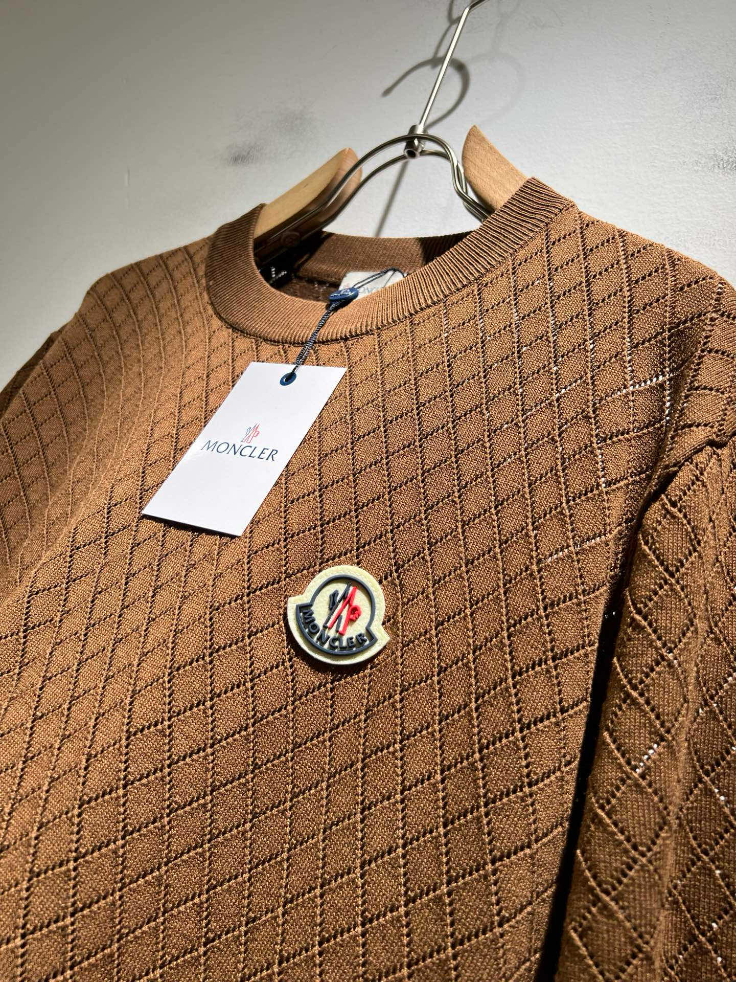 Moncler蒙家 2025春夏最新的贸易订单针织短袖T恤，全品相！！网红款！工艺采用胸前徽章设计！上身