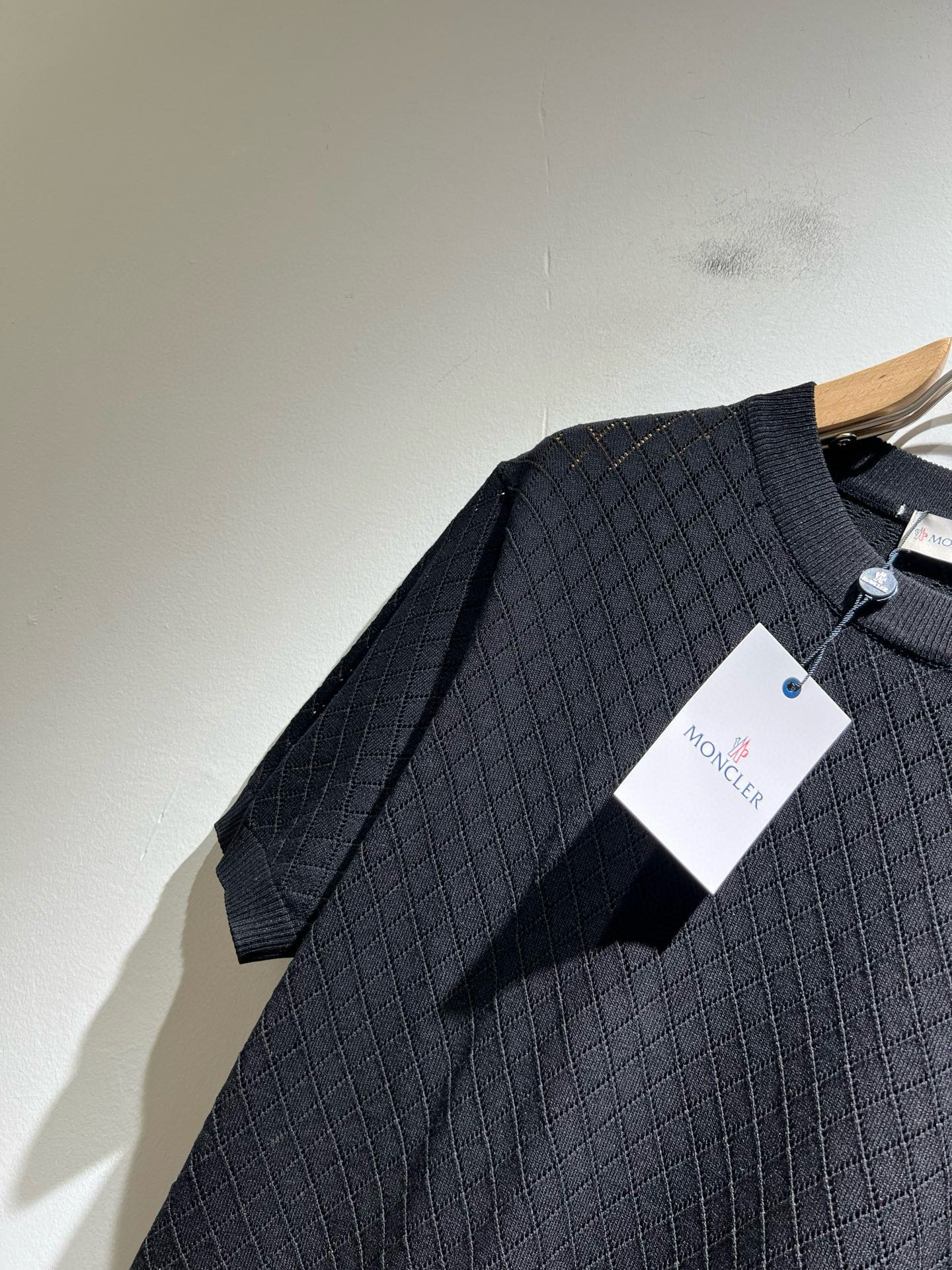 Moncler蒙家 2025春夏最新的贸易订单针织短袖T恤，全品相！！网红款！工艺采用胸前徽章设计！上身