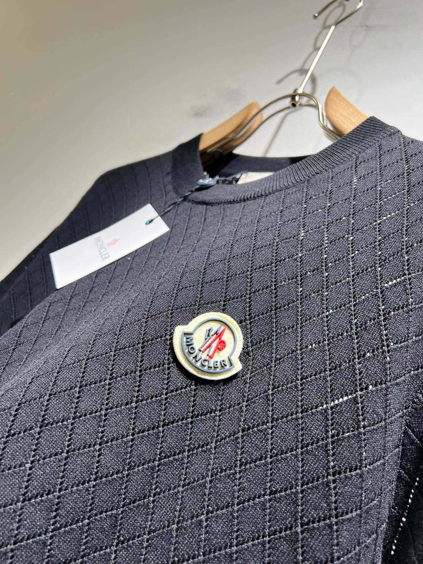 Moncler蒙家 2025春夏最新的贸易订单针织短袖T恤，全品相！！网红款！工艺采用胸前徽章设计！上身