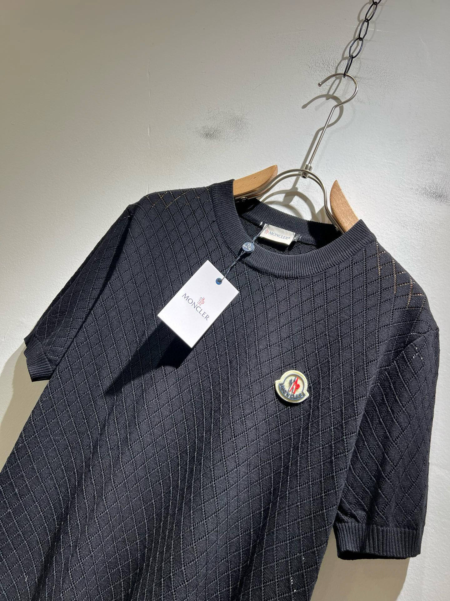 Moncler蒙家 2025春夏最新的贸易订单针织短袖T恤，全品相！！网红款！工艺采用胸前徽章设计！上身