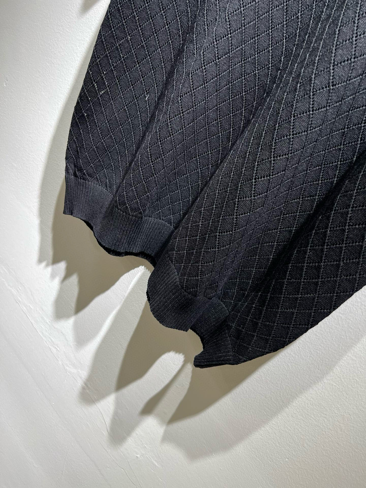 Moncler蒙家 2025春夏最新的贸易订单针织短袖T恤，全品相！！网红款！工艺采用胸前徽章设计！上身