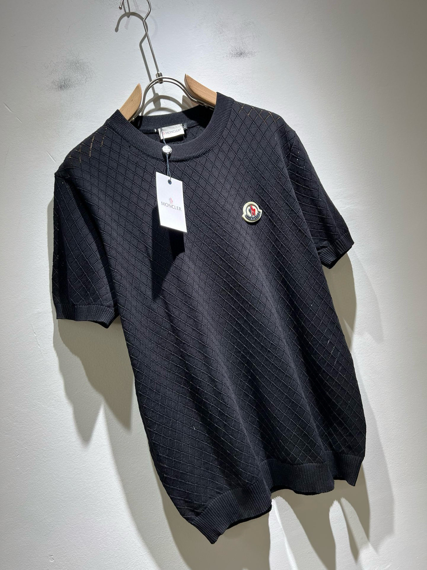 Moncler蒙家 2025春夏最新的贸易订单针织短袖T恤，全品相！！网红款！工艺采用胸前徽章设计！上身