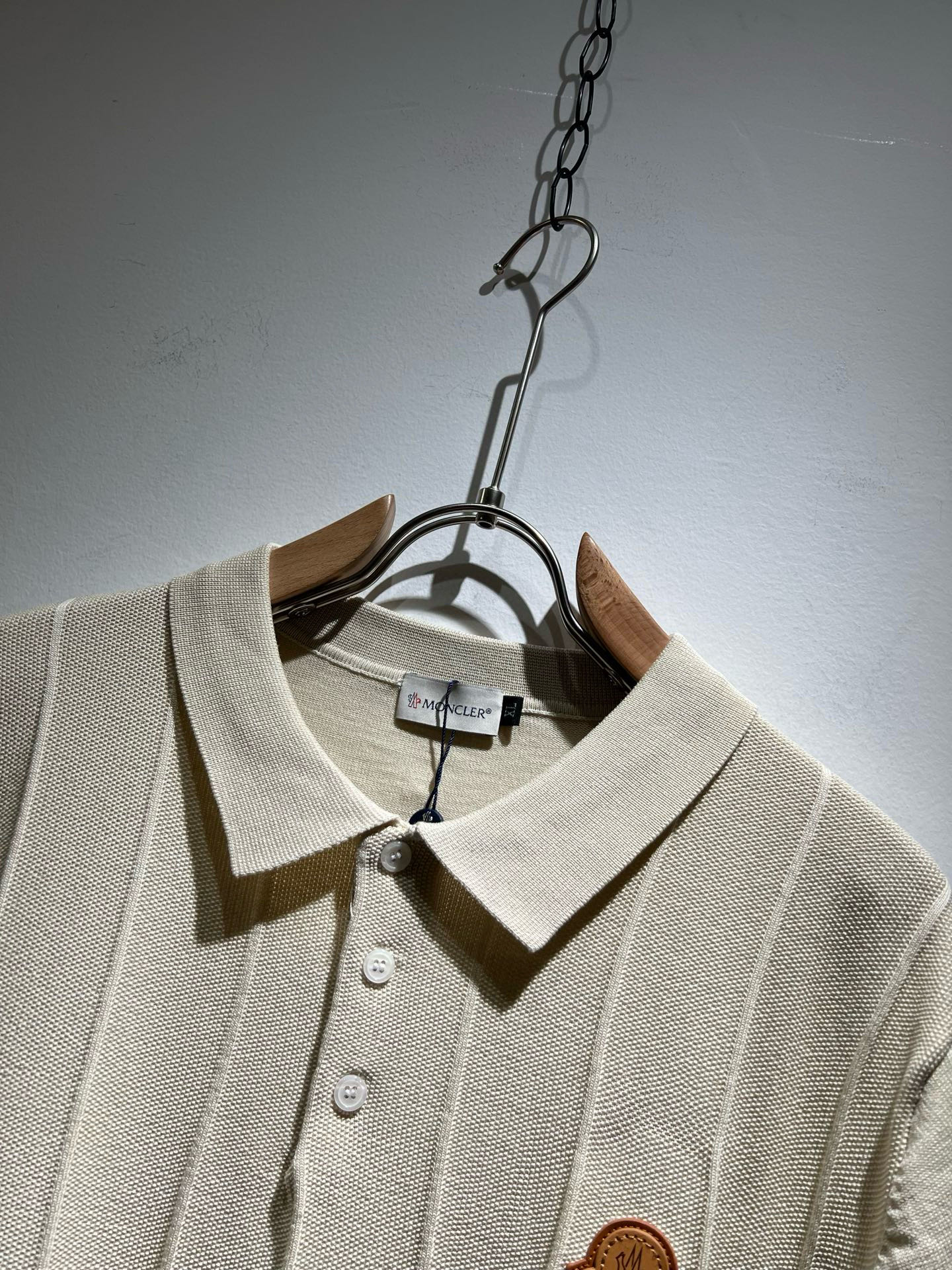 Moncler蒙家 2025春夏最新的贸易订单翻领针织短袖T恤，全品相！！网红款！工艺采用胸前徽章设计！