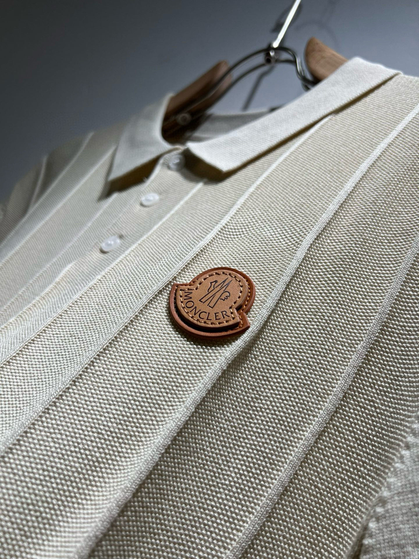 Moncler蒙家 2025春夏最新的贸易订单翻领针织短袖T恤，全品相！！网红款！工艺采用胸前徽章设计！