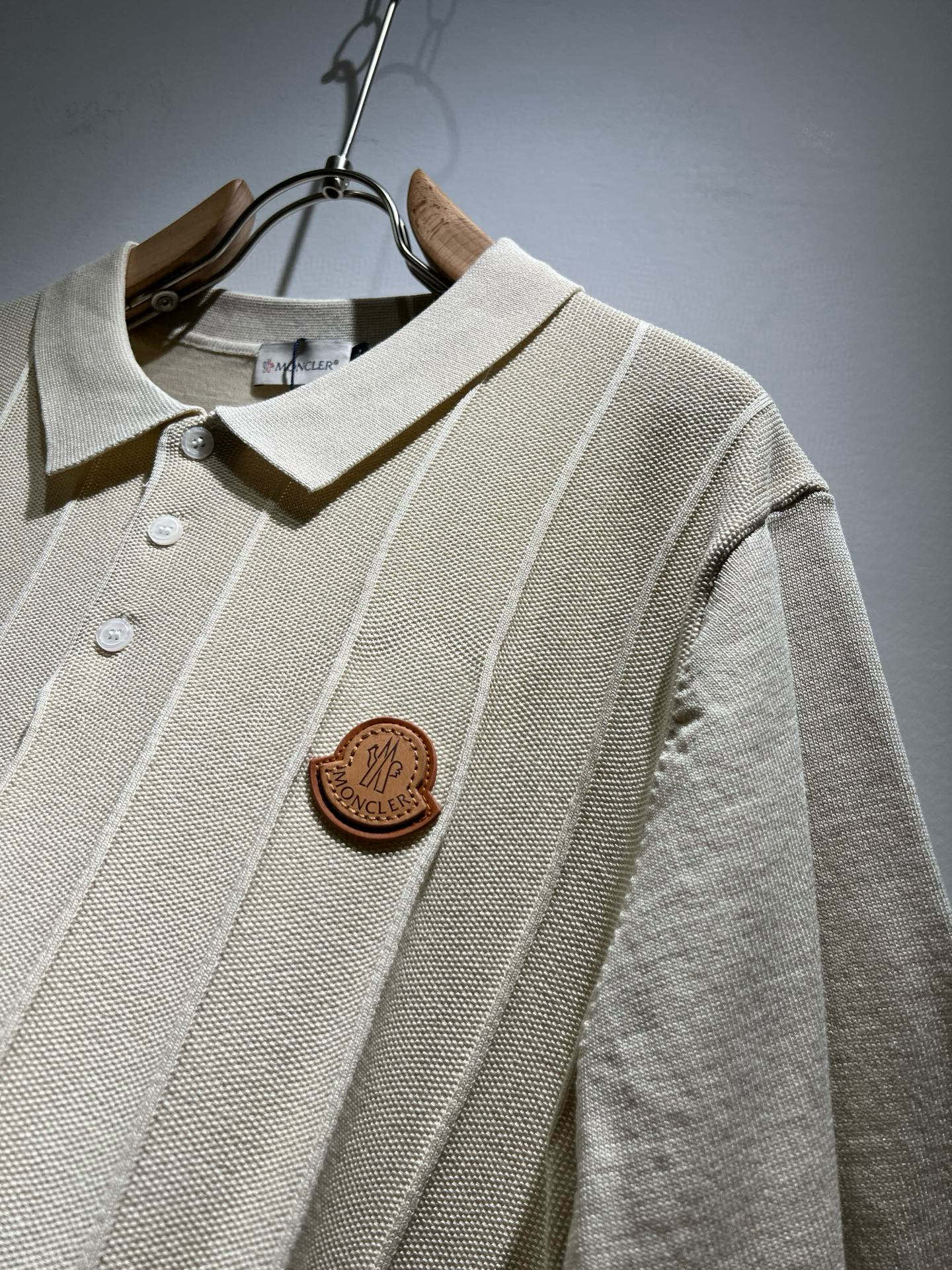 Moncler蒙家 2025春夏最新的贸易订单翻领针织短袖T恤，全品相！！网红款！工艺采用胸前徽章设计！