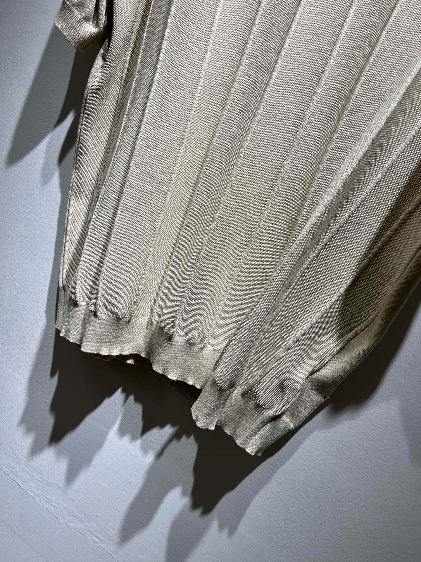 Moncler蒙家 2025春夏最新的贸易订单翻领针织短袖T恤，全品相！！网红款！工艺采用胸前徽章设计！