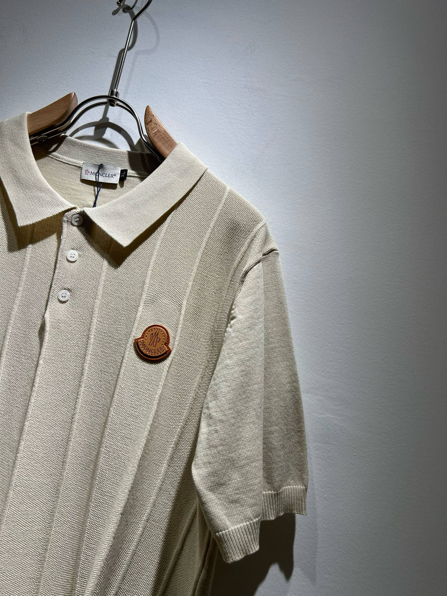 Moncler蒙家 2025春夏最新的贸易订单翻领针织短袖T恤，全品相！！网红款！工艺采用胸前徽章设计！