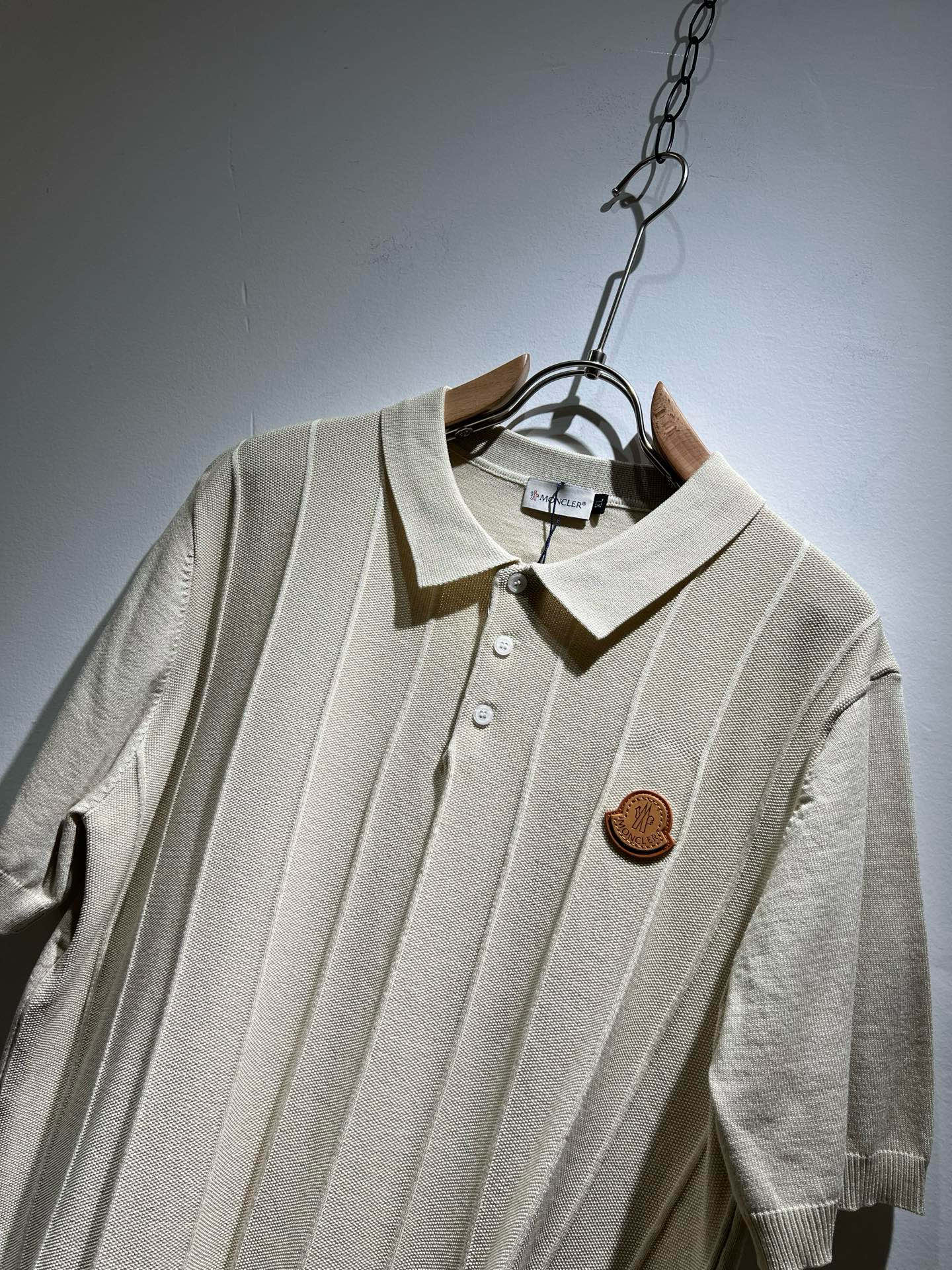 Moncler蒙家 2025春夏最新的贸易订单翻领针织短袖T恤，全品相！！网红款！工艺采用胸前徽章设计！