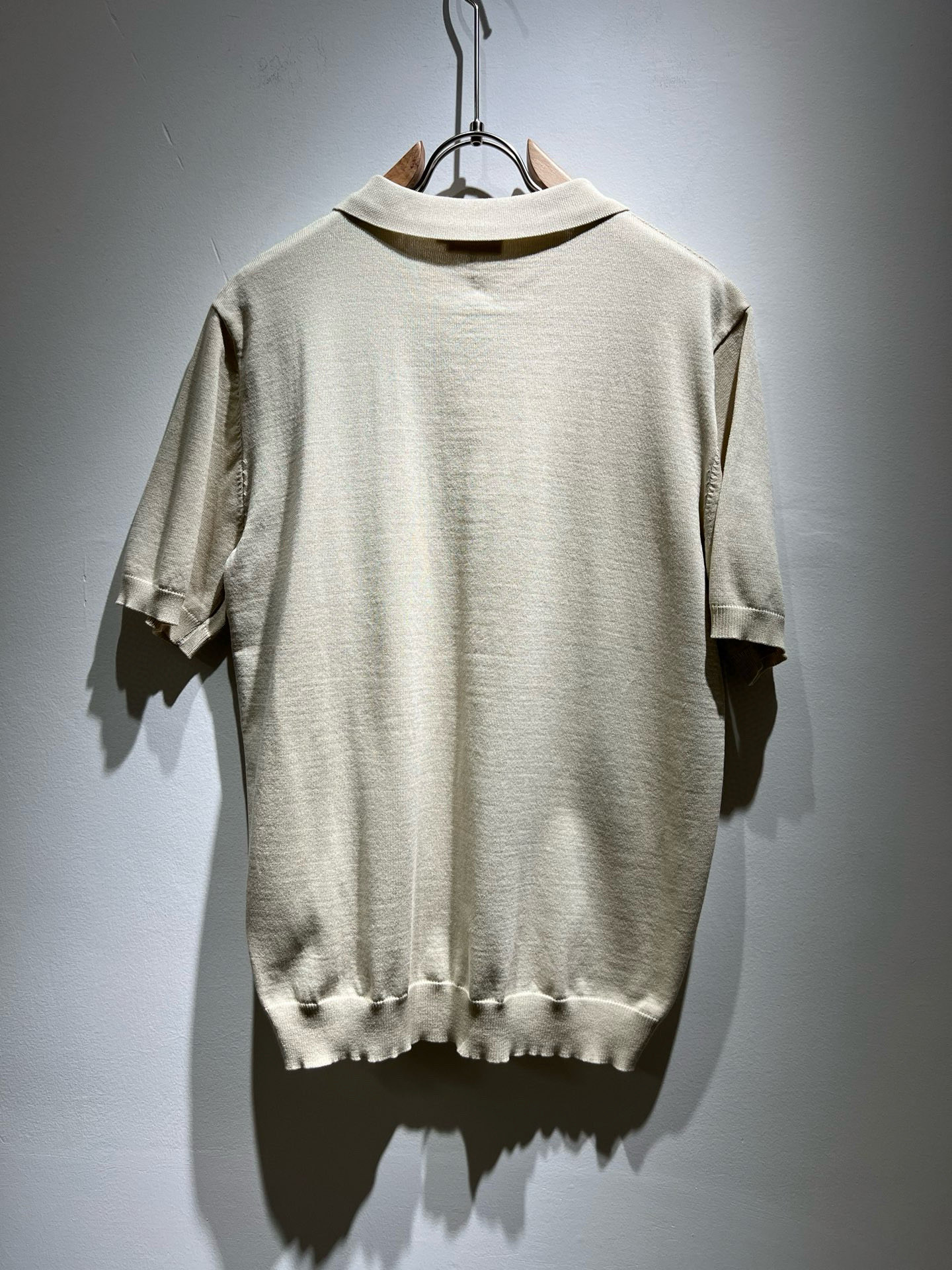 Moncler蒙家 2025春夏最新的贸易订单翻领针织短袖T恤，全品相！！网红款！工艺采用胸前徽章设计！