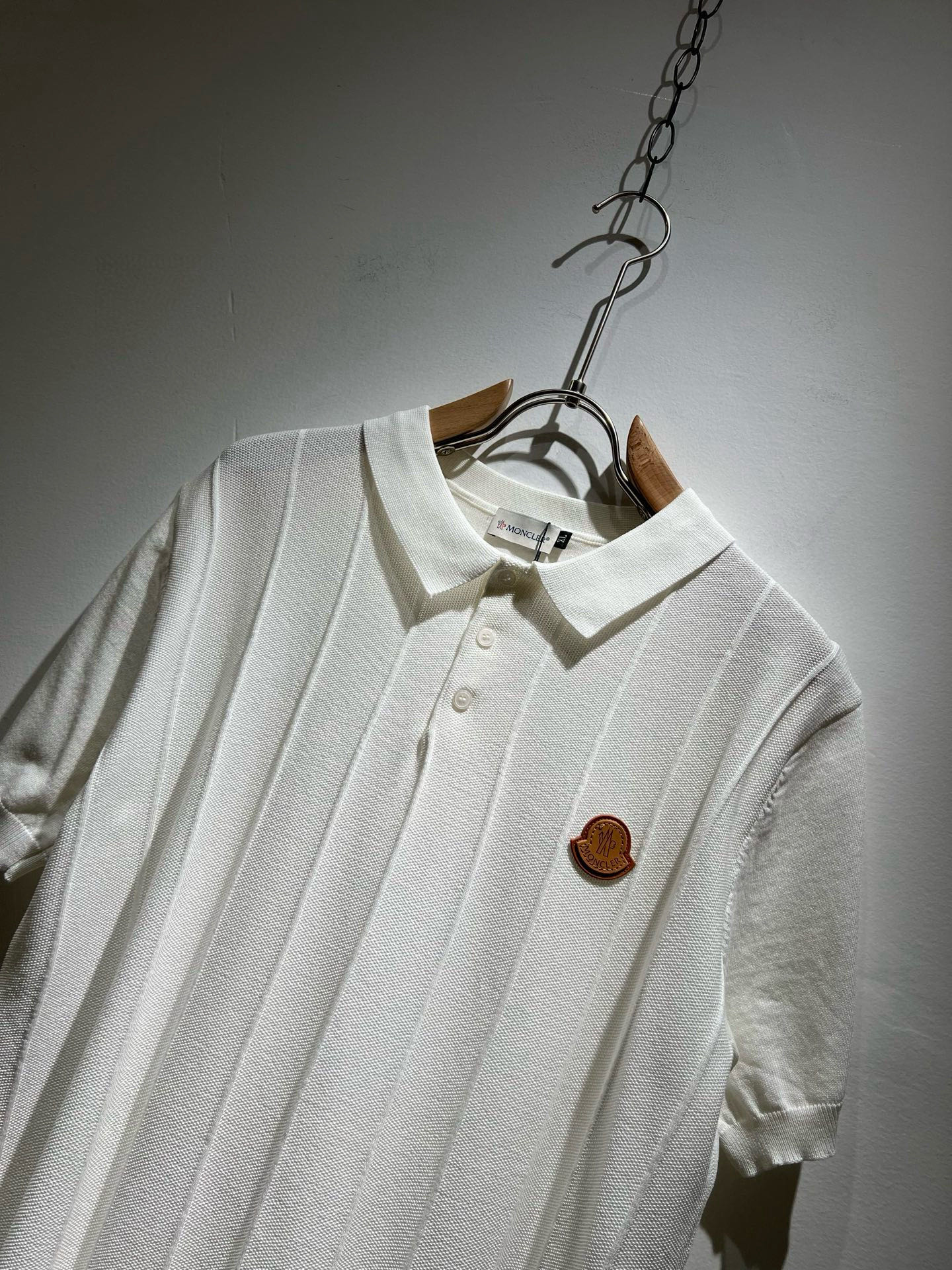 Moncler蒙家 2025春夏最新的贸易订单翻领针织短袖T恤，全品相！！网红款！工艺采用胸前徽章设计！