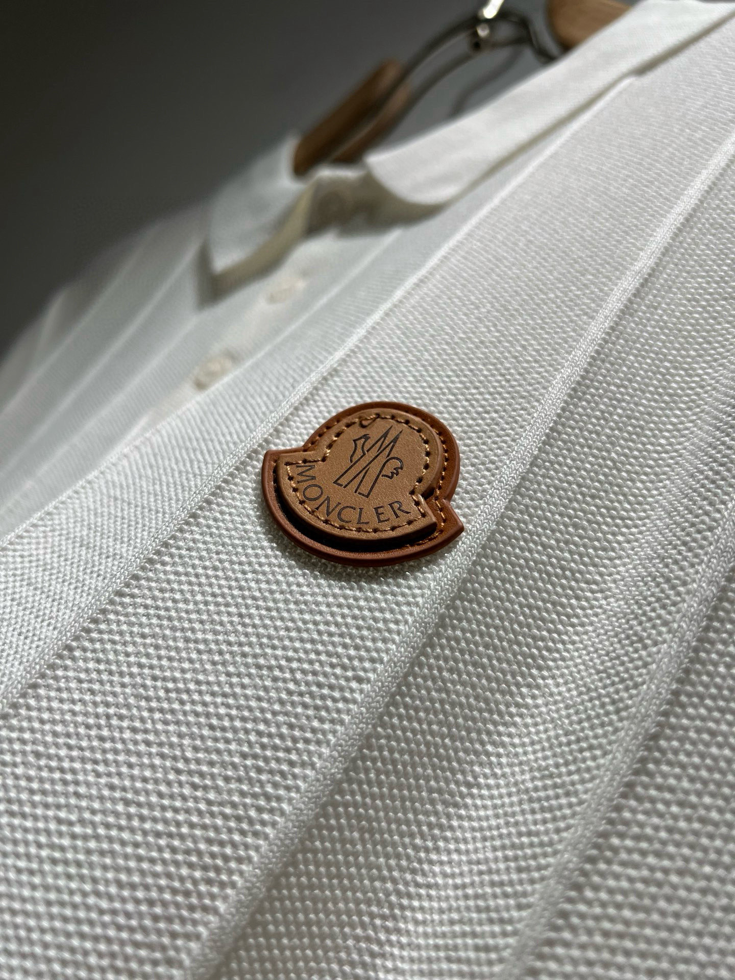 Moncler蒙家 2025春夏最新的贸易订单翻领针织短袖T恤，全品相！！网红款！工艺采用胸前徽章设计！