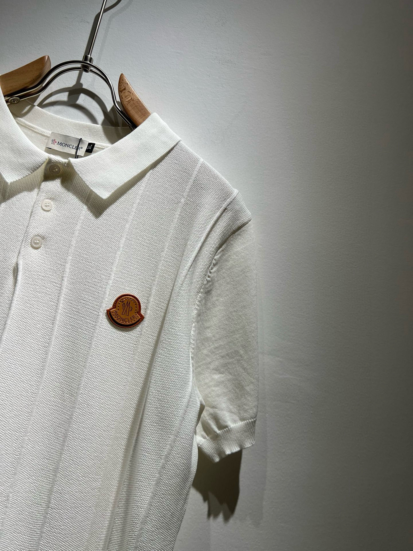 Moncler蒙家 2025春夏最新的贸易订单翻领针织短袖T恤，全品相！！网红款！工艺采用胸前徽章设计！
