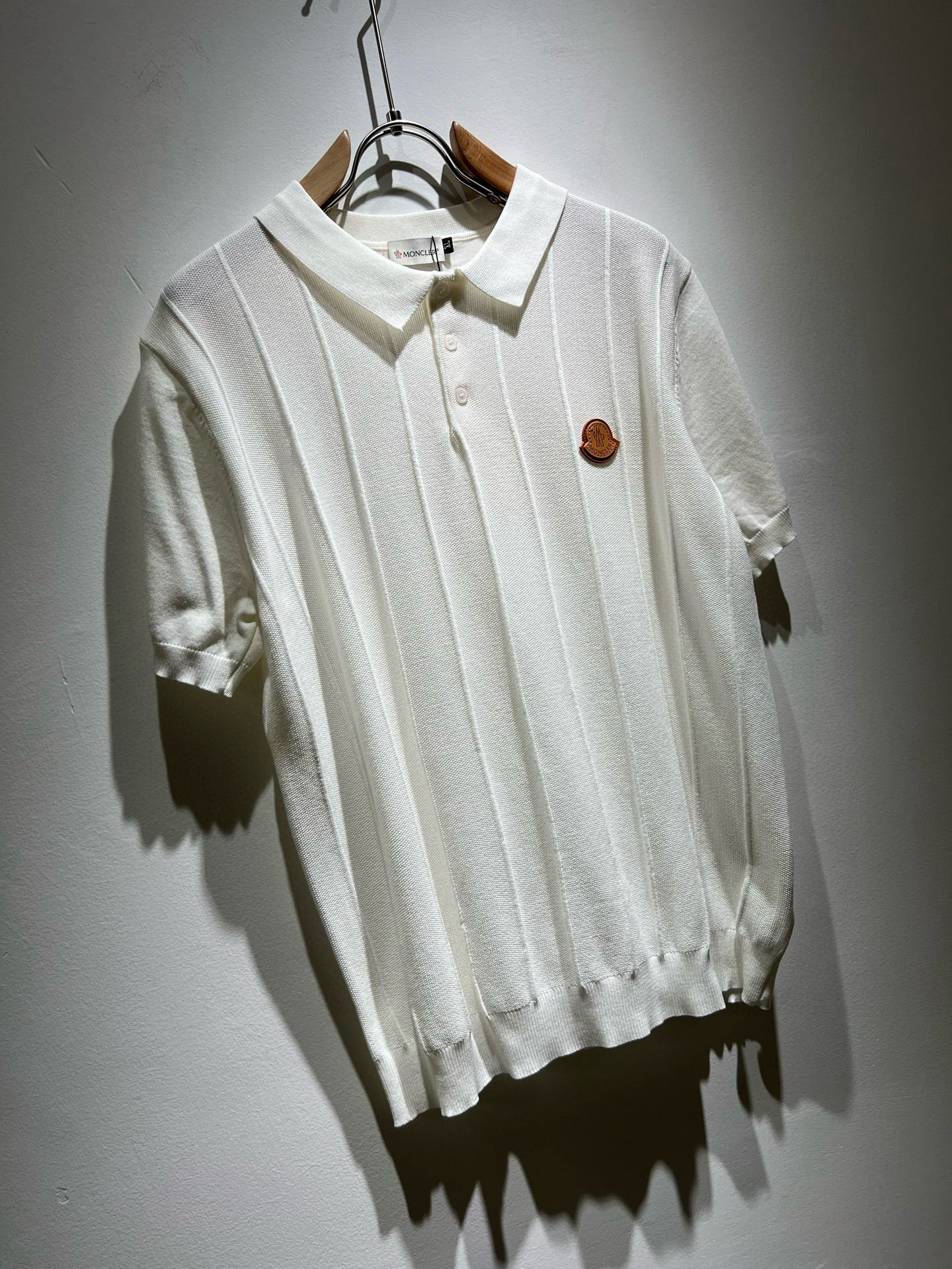 Moncler蒙家 2025春夏最新的贸易订单翻领针织短袖T恤，全品相！！网红款！工艺采用胸前徽章设计！