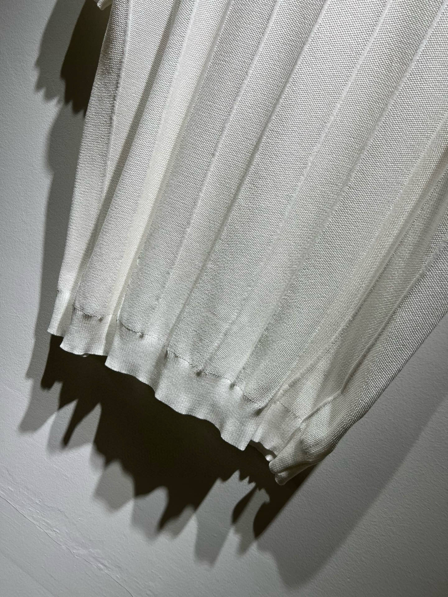 Moncler蒙家 2025春夏最新的贸易订单翻领针织短袖T恤，全品相！！网红款！工艺采用胸前徽章设计！