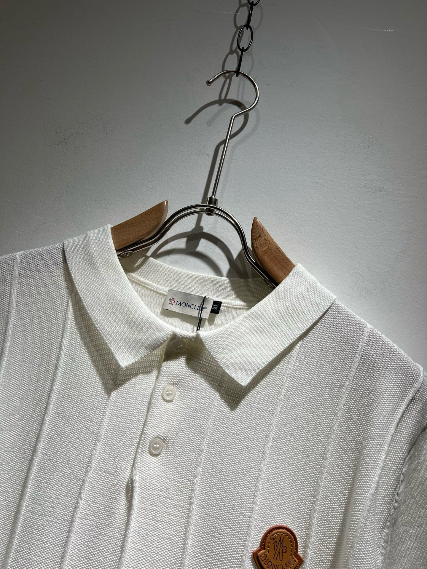 Moncler蒙家 2025春夏最新的贸易订单翻领针织短袖T恤，全品相！！网红款！工艺采用胸前徽章设计！