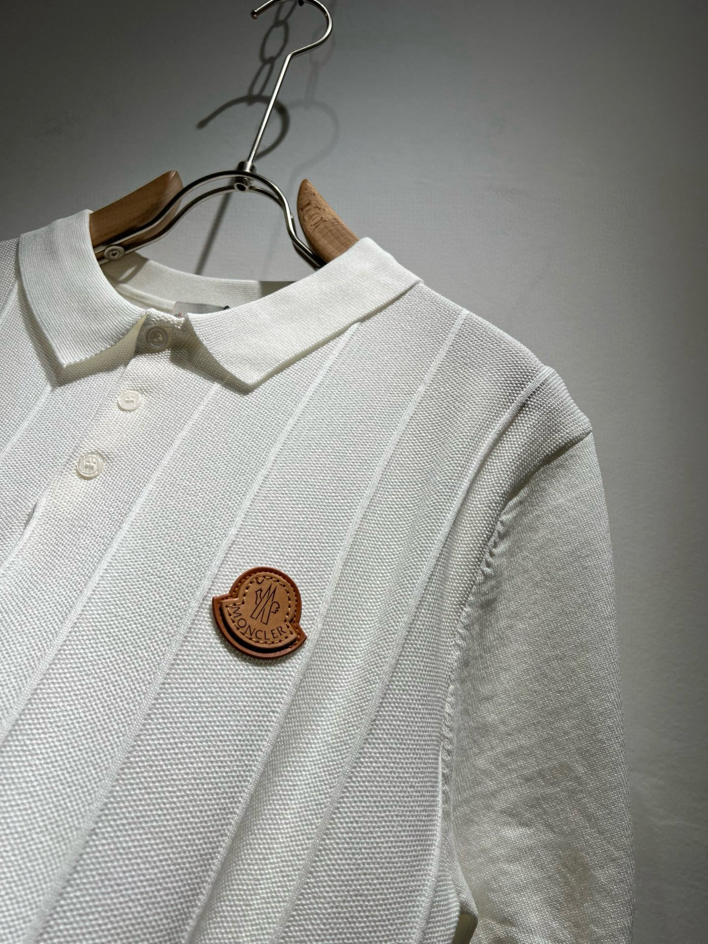 Moncler蒙家 2025春夏最新的贸易订单翻领针织短袖T恤，全品相！！网红款！工艺采用胸前徽章设计！