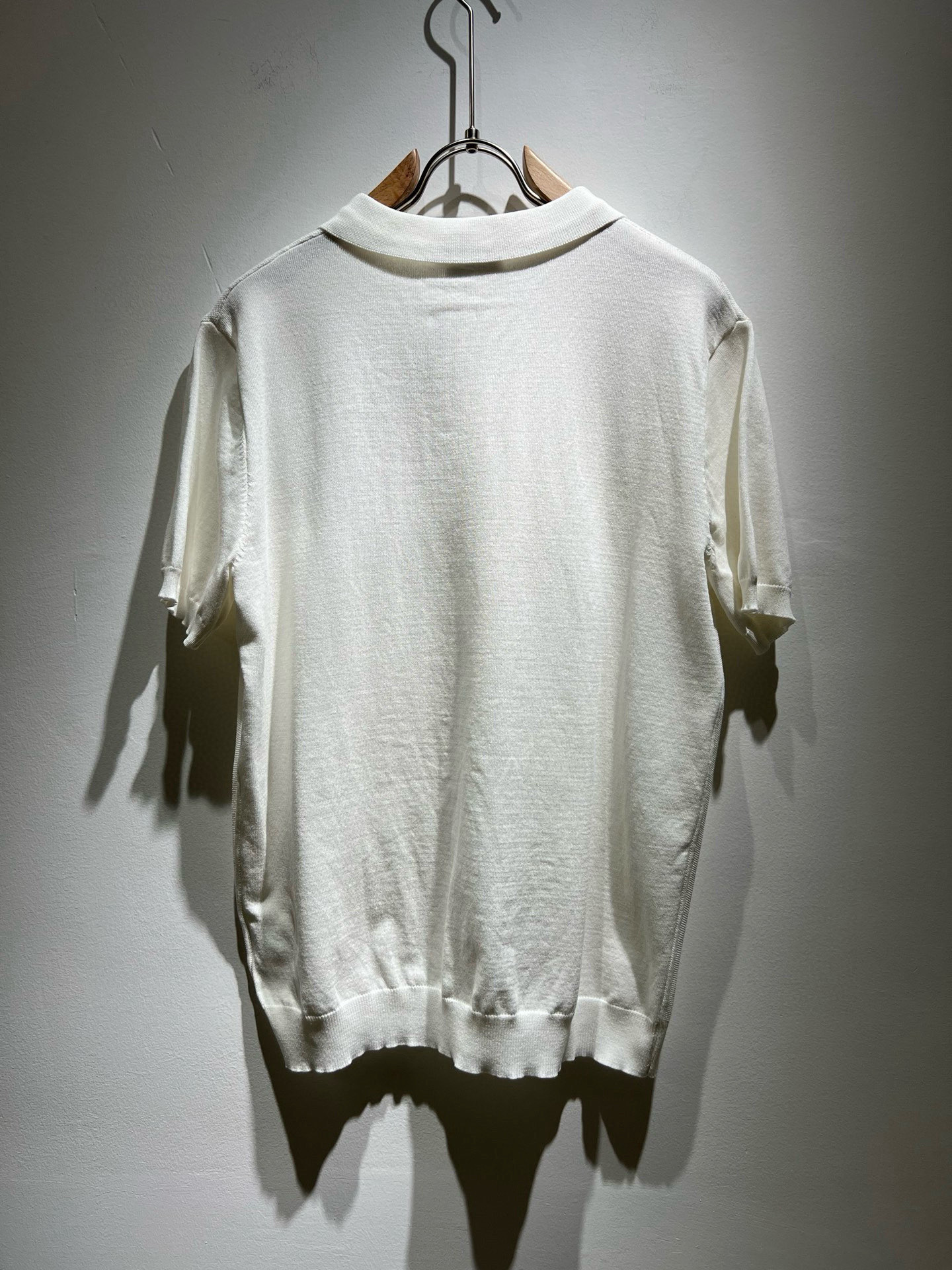 Moncler蒙家 2025春夏最新的贸易订单翻领针织短袖T恤，全品相！！网红款！工艺采用胸前徽章设计！