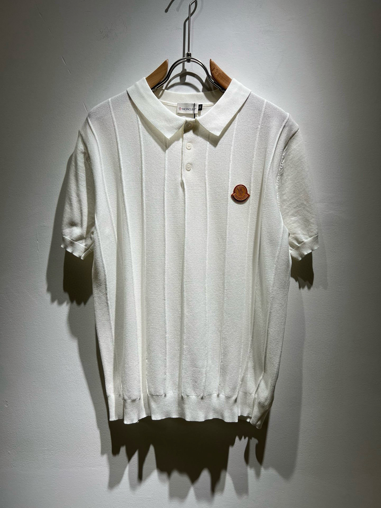 Moncler蒙家 2025春夏最新的贸易订单翻领针织短袖T恤，全品相！！网红款！工艺采用胸前徽章设计！