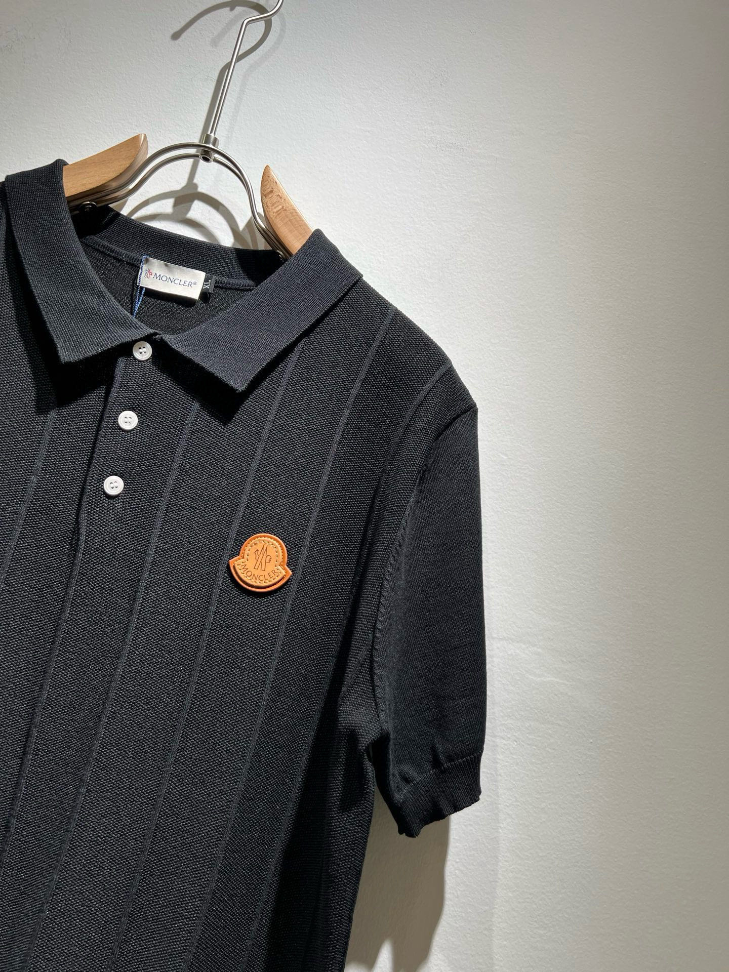 Moncler蒙家 2025春夏最新的贸易订单翻领针织短袖T恤，全品相！！网红款！工艺采用胸前徽章设计！