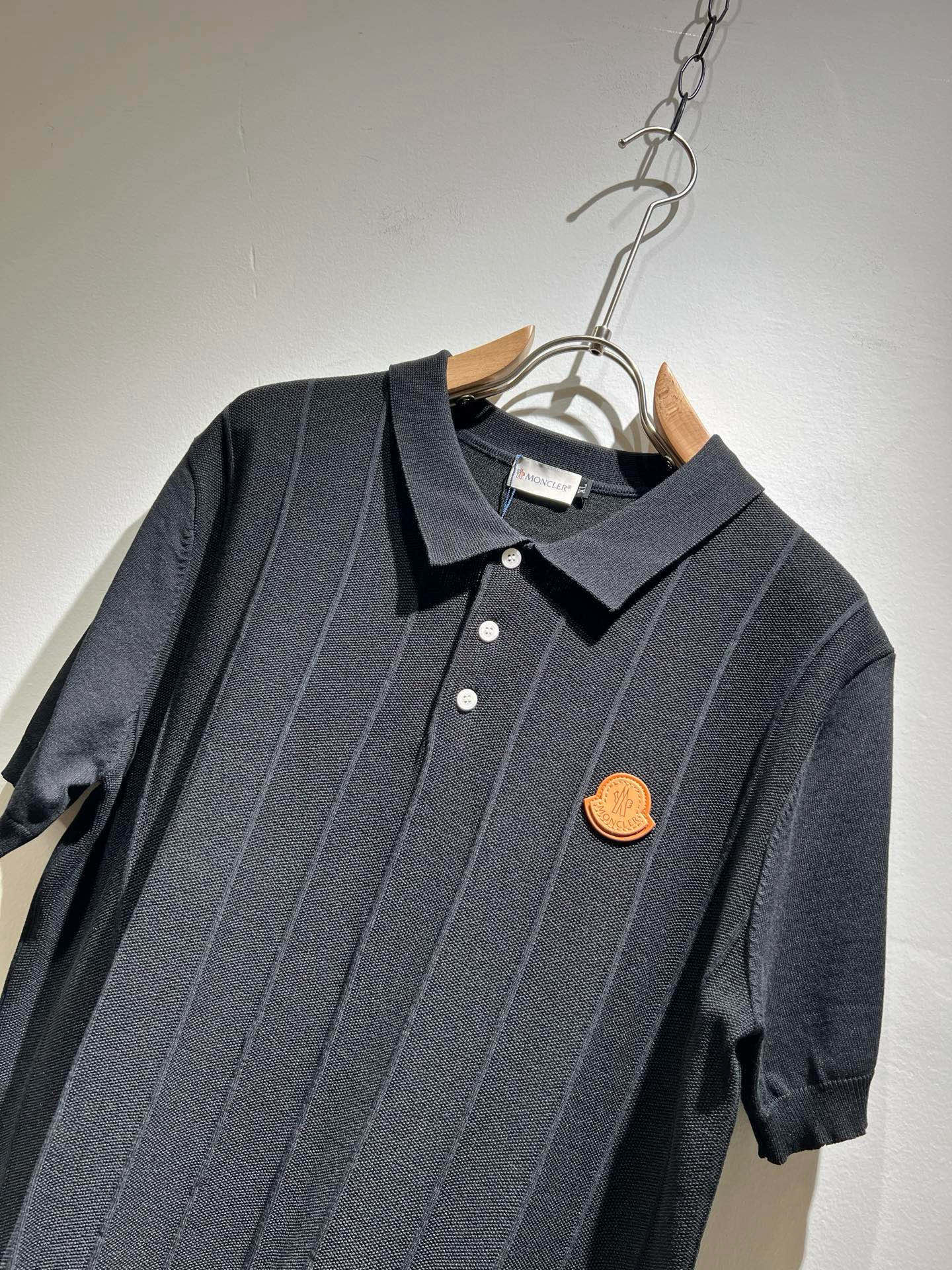 Moncler蒙家 2025春夏最新的贸易订单翻领针织短袖T恤，全品相！！网红款！工艺采用胸前徽章设计！