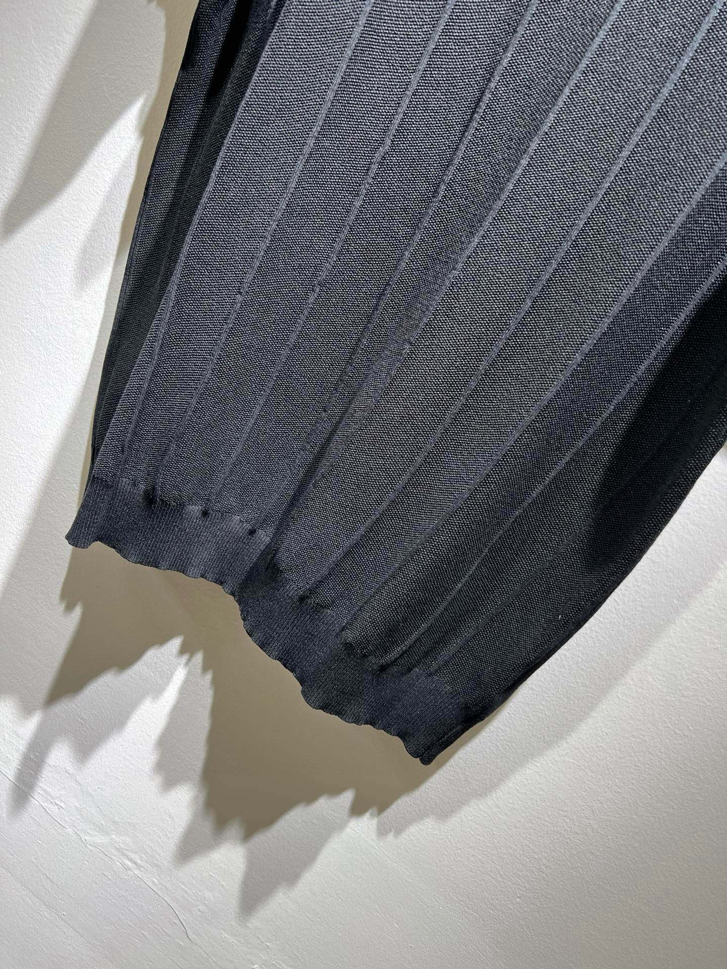 Moncler蒙家 2025春夏最新的贸易订单翻领针织短袖T恤，全品相！！网红款！工艺采用胸前徽章设计！