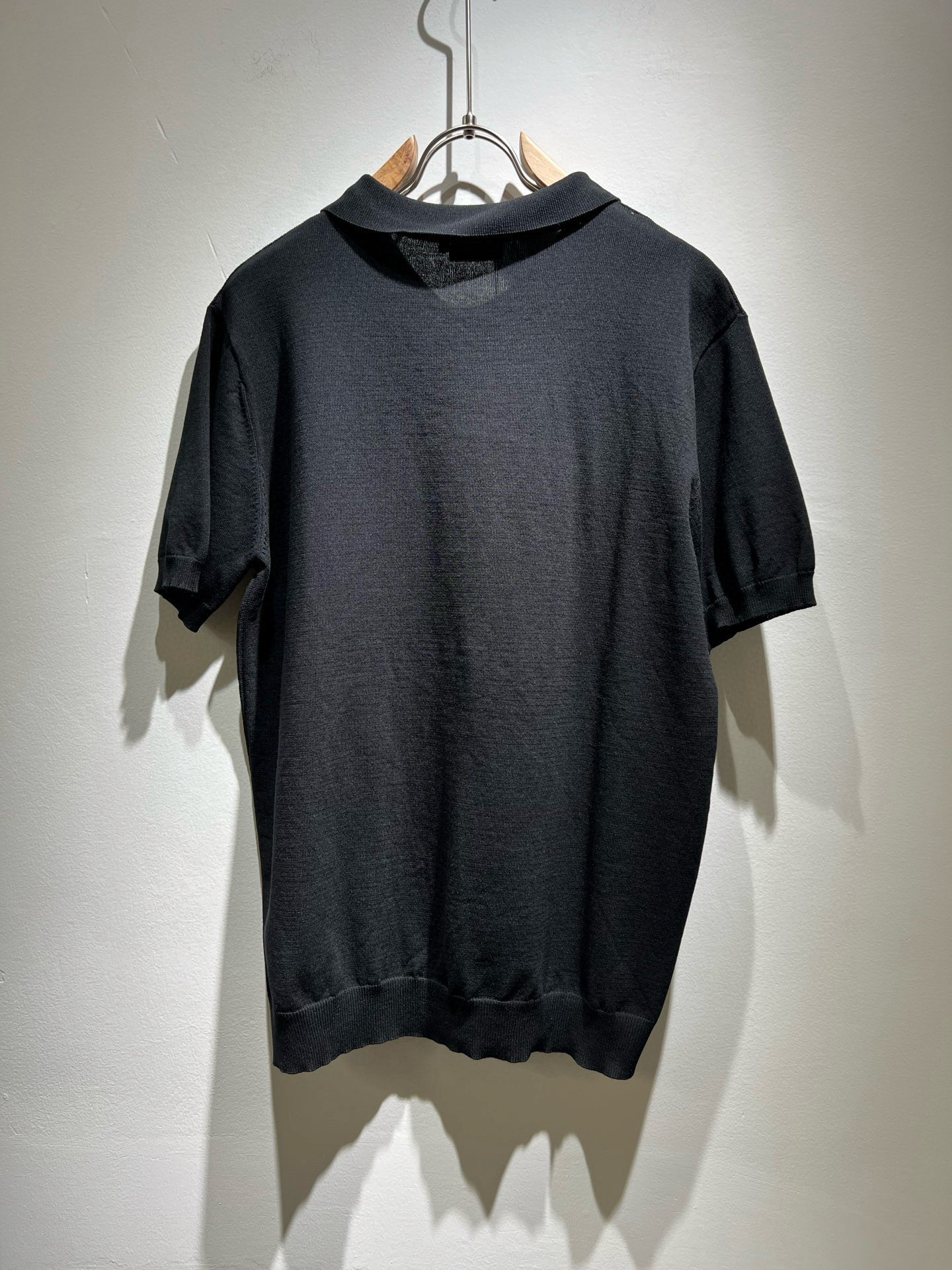 Moncler蒙家 2025春夏最新的贸易订单翻领针织短袖T恤，全品相！！网红款！工艺采用胸前徽章设计！