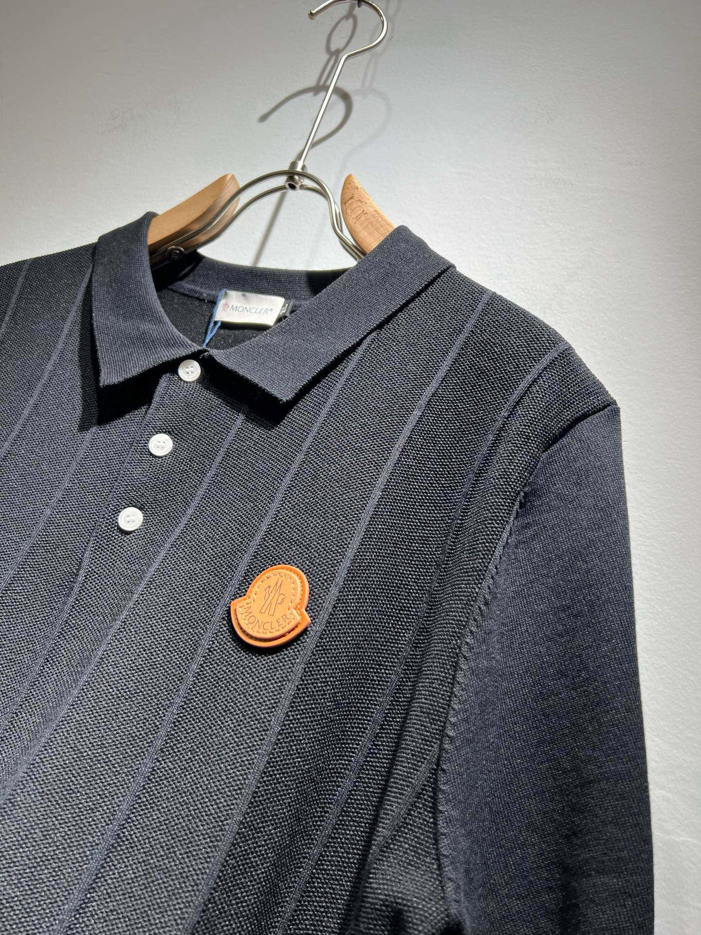 Moncler蒙家 2025春夏最新的贸易订单翻领针织短袖T恤，全品相！！网红款！工艺采用胸前徽章设计！