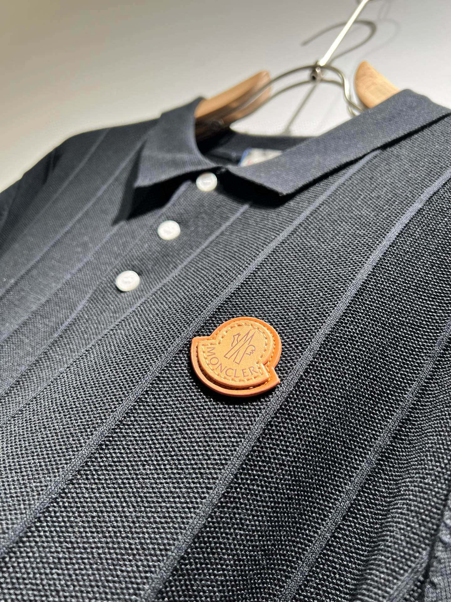 Moncler蒙家 2025春夏最新的贸易订单翻领针织短袖T恤，全品相！！网红款！工艺采用胸前徽章设计！