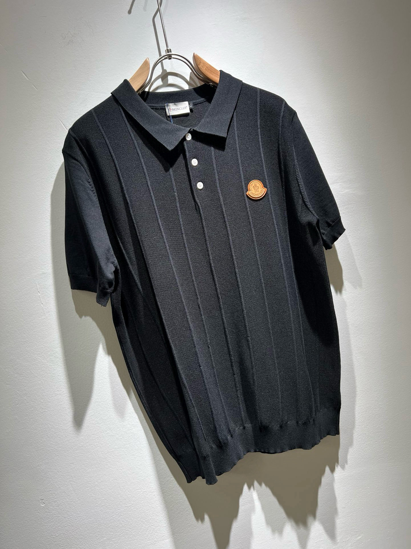 Moncler蒙家 2025春夏最新的贸易订单翻领针织短袖T恤，全品相！！网红款！工艺采用胸前徽章设计！