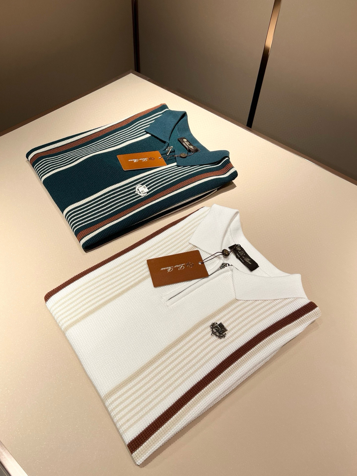 NO:519672,Loro Piana Nouyou Pianya The latest trade order lapel knitted short-sleeved T-shirt for men in spring and summer 2025, full quality!  !  The upper body is comfortable and breathable, not stiff, and the overall body has a rich three-dimensional feeling, quality export orders, and chest hardware logo pattern design!  Customized exclusive knitted fabric tailoring to meet the simple needs of commuters for dressing. The upper body works well, looks slim and is not picky about the figure. The fabric workmanship is impeccable. Only good craftsmanship and good fabrics can make you feel good. It is a must-have item for everyone!  Size M-3XL, loro piana, T-shirt,tees, t-shirt,alexander wang19860909Loro Piana诺悠翩雅 2025春夏男士最新的贸易订单翻领针织短袖T恤,全品相！！上身舒适透气,不僵硬,整体有着丰富的立体感,品质出口订单,胸前五金logo图案设计！定制专属针织面料剪裁,满足通勤人们对于着装的简约需求,上身效果很好,显瘦,不挑剔身材.面料做工....无可挑剔,好工艺好面料才能穿出好品味一款,人手必备单品！尺码M-3XL,,loro piana,T-shirt,tees，t-shirt,alexander wang,Men's clothing