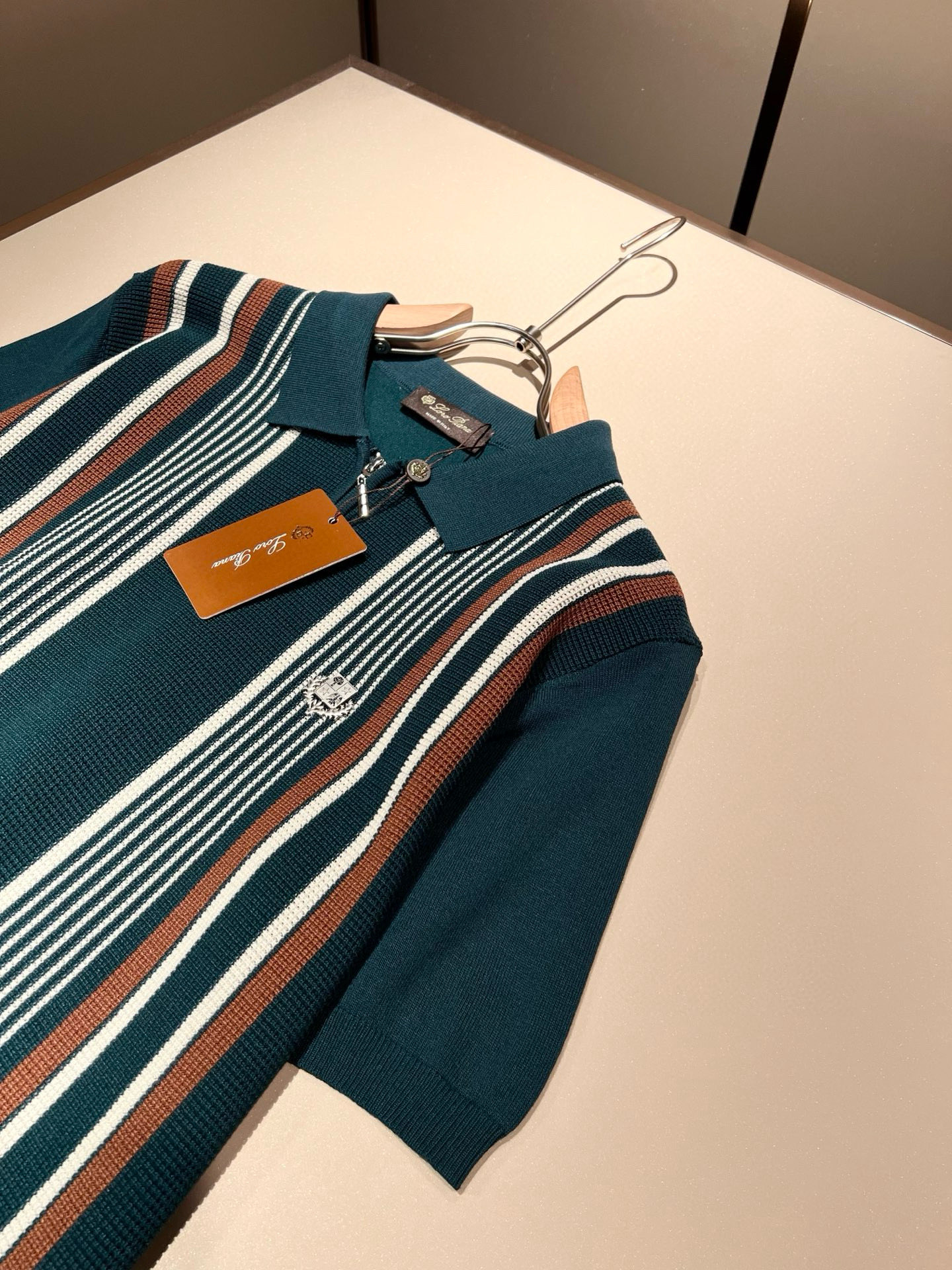 Loro Piana诺悠翩雅 2025春夏男士最新的贸易订单翻领针织短袖T恤，全品相！！上身舒适透气，不